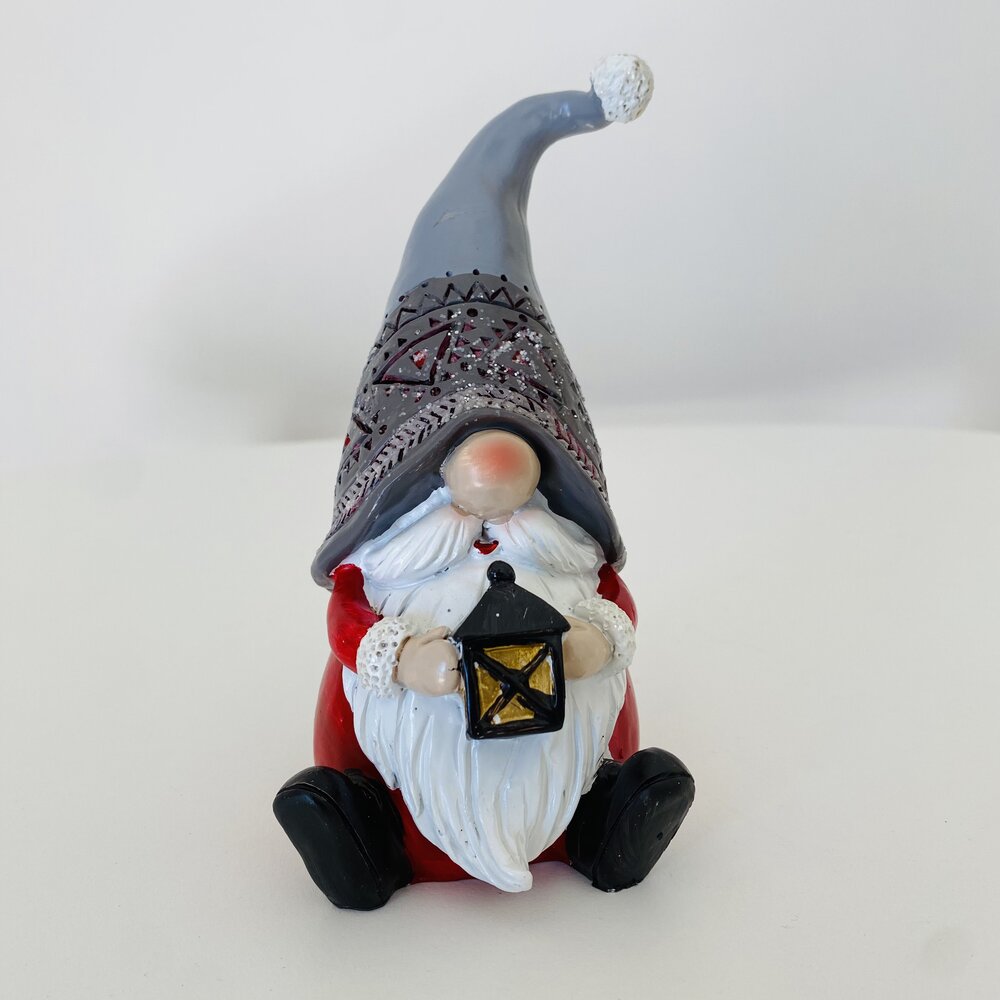 Figurina de gnomo natalício com chapéu cinza e lanterna preta