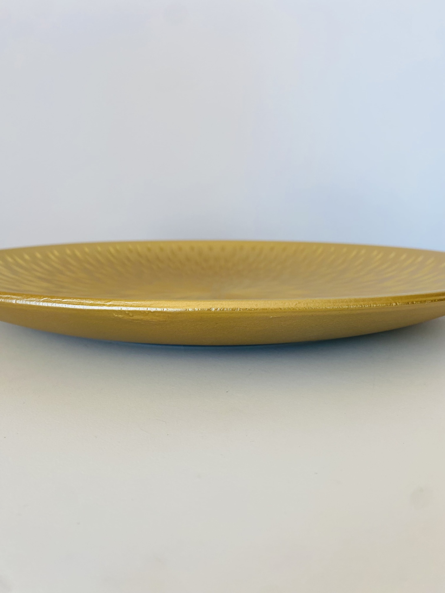 Prato raso amarelo com textura circular em relevo