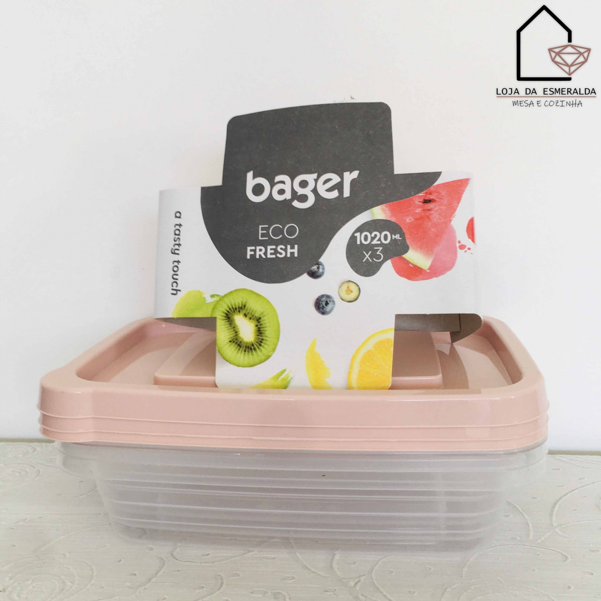 Caixa plástica transparente com tampa rosa claro e embalagem Bager Eco Fresh com frutas impressas