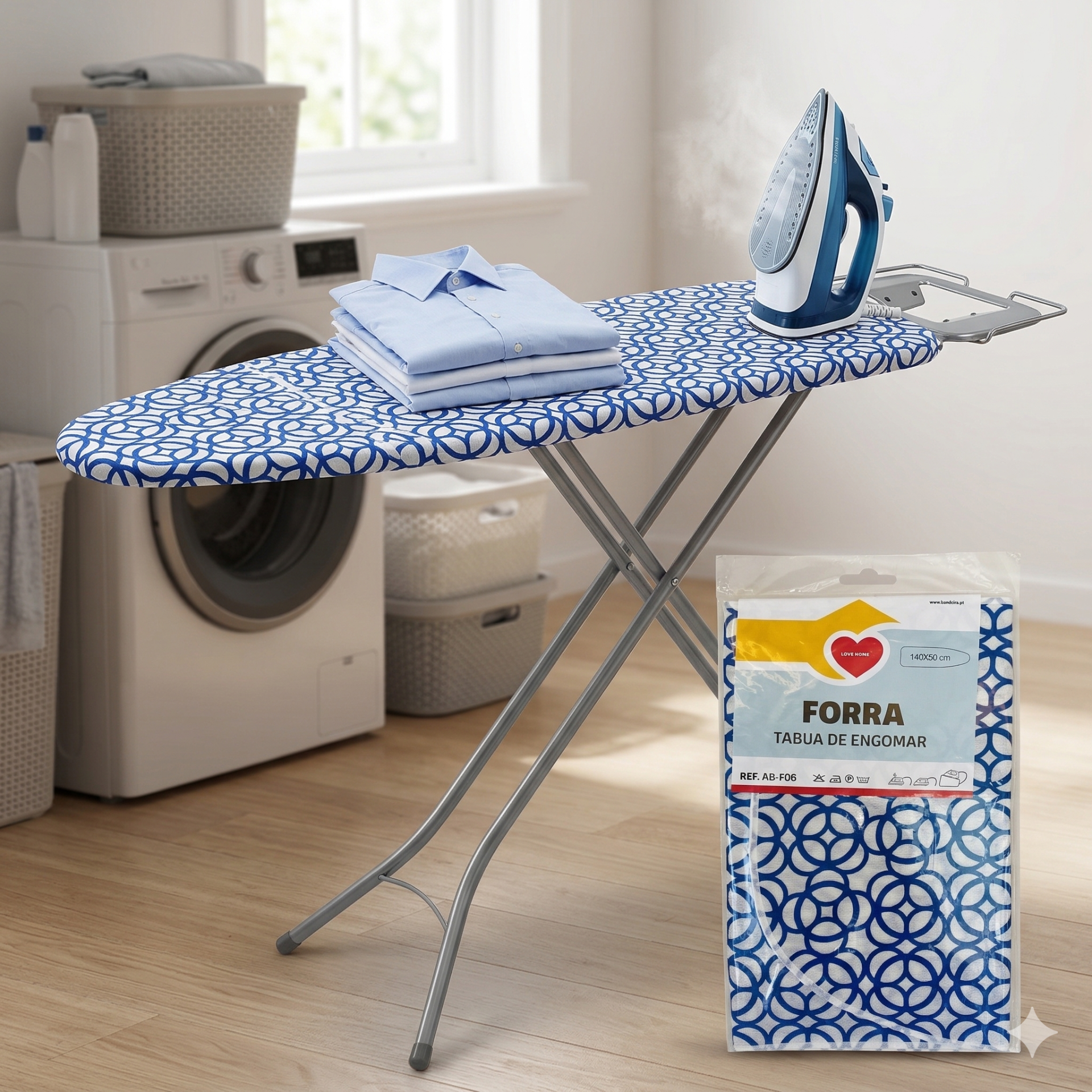 Tábua de engomar com capa azul e branca e ferro de engomar em ambiente de lavandaria