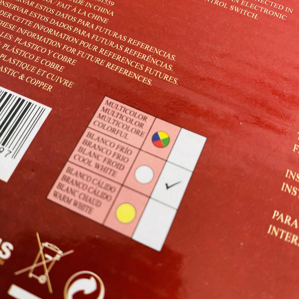 Parte de embalagem vermelha de produto com tabela de cores e código de barras