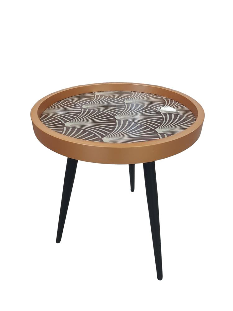 Mesa de centro redonda com padrão geométrico no tampo e três pernas negras