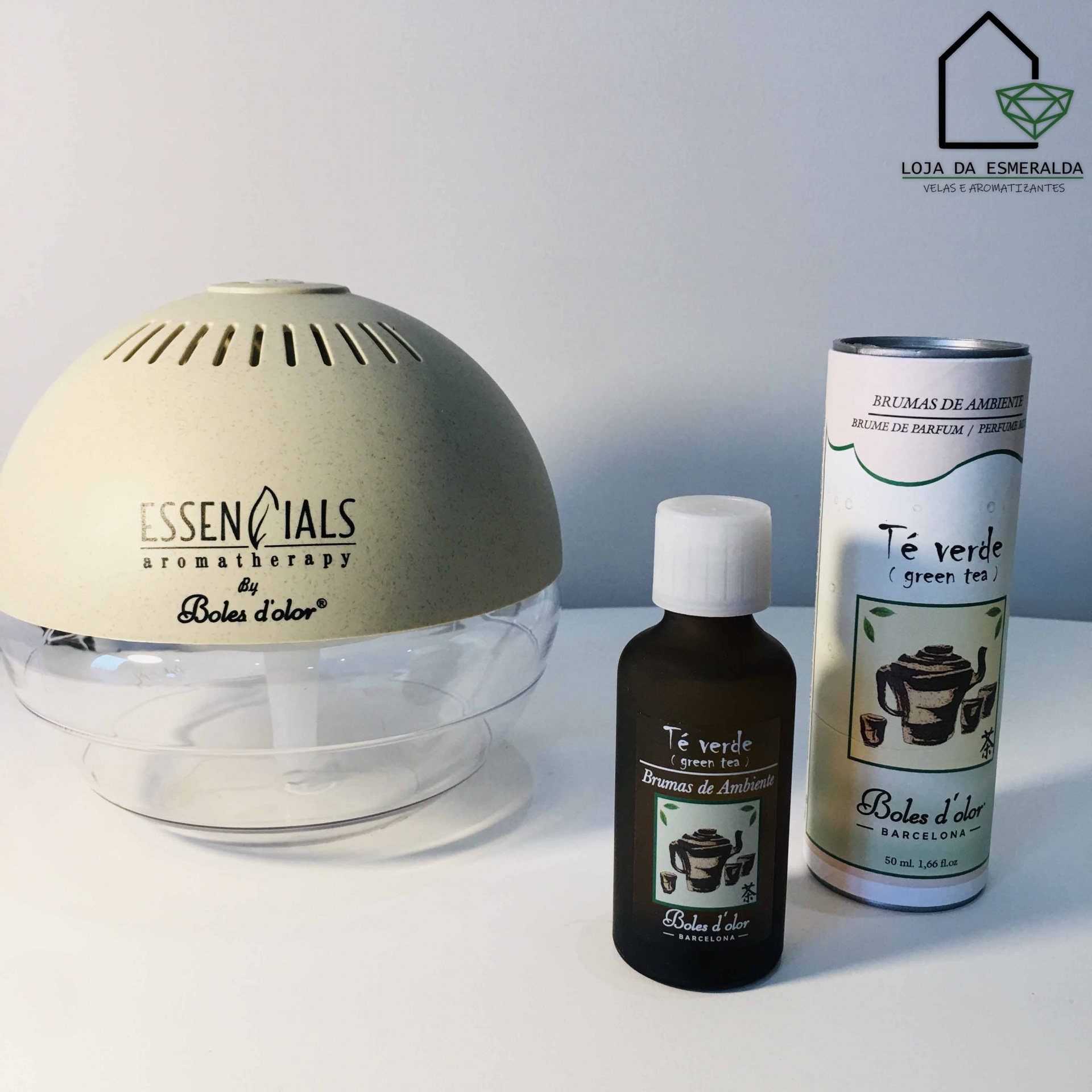 Kit de aromaterapia Essentials com difusor elétrico, frasco escuro e embalagem cilíndrica branca com rótulo Té verde.