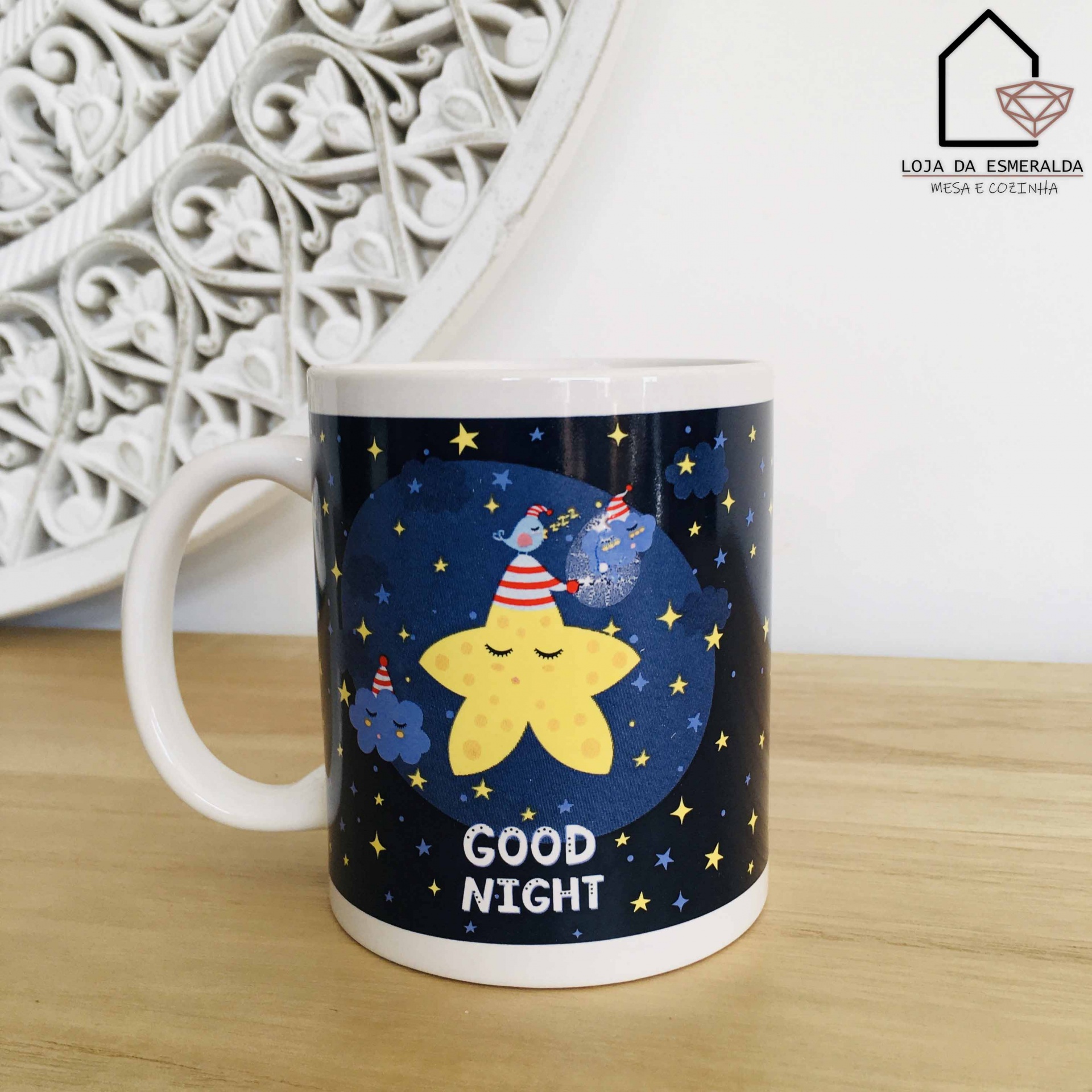 Caneca com desenho de estrela e gatos em fundo azul escuro e texto Good Night