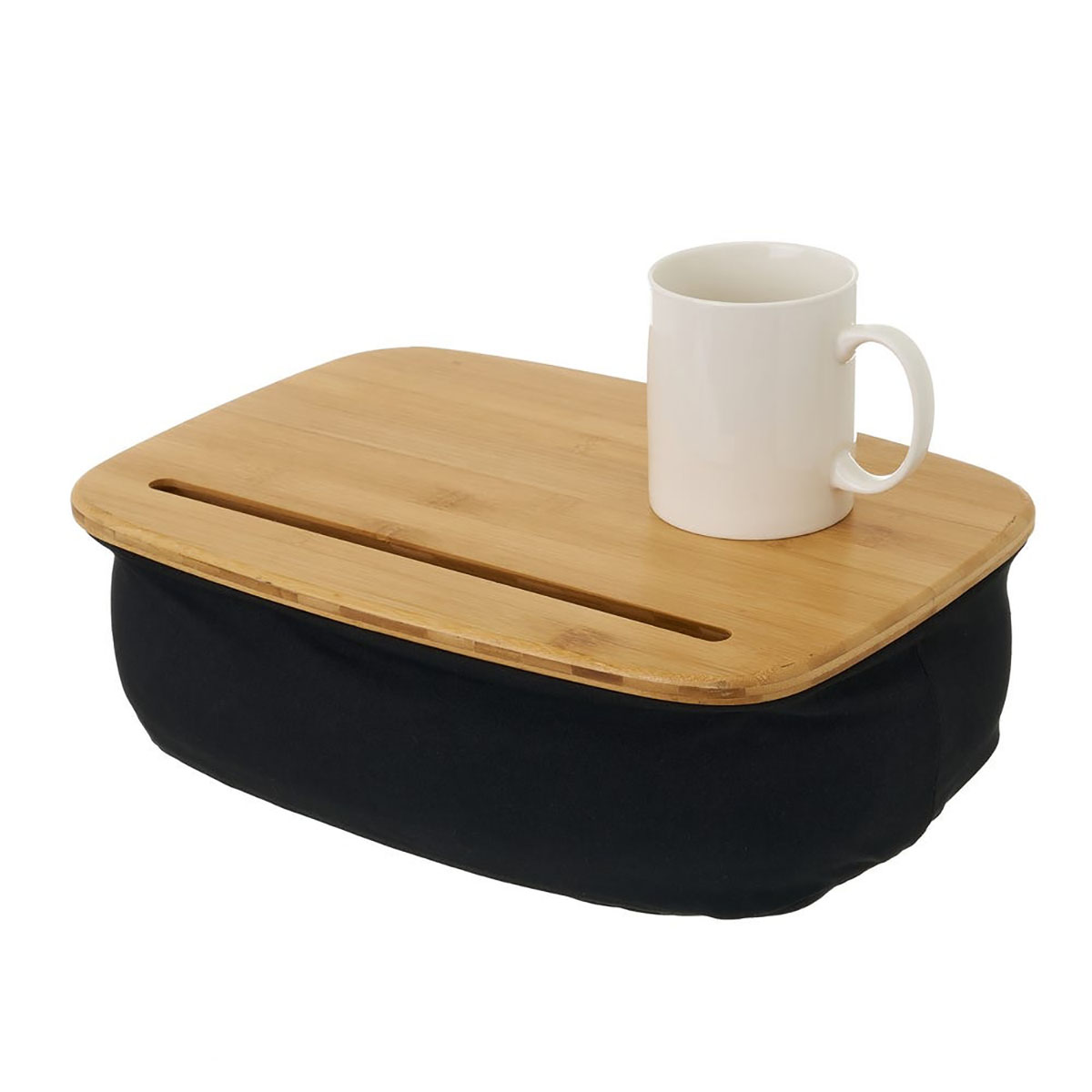 Mesa de apoio para portátil com tampo de madeira clara e almofada preta, caneca branca
