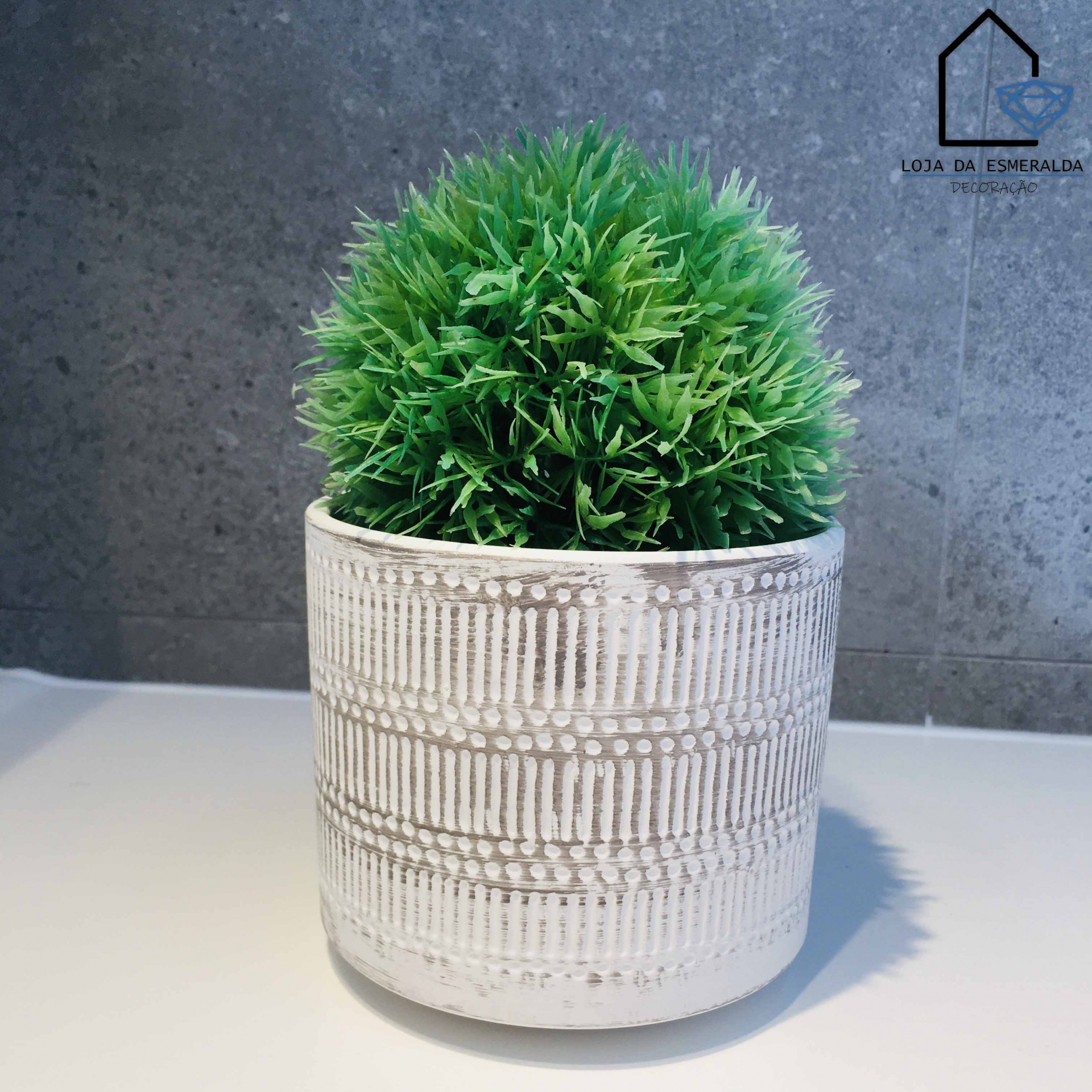 Vaso de cerâmica branca com planta artificial verde esférica