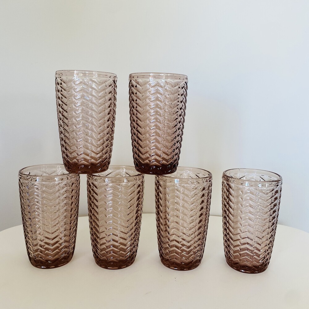 Seis copos altos de vidro castanho com textura zig-zag