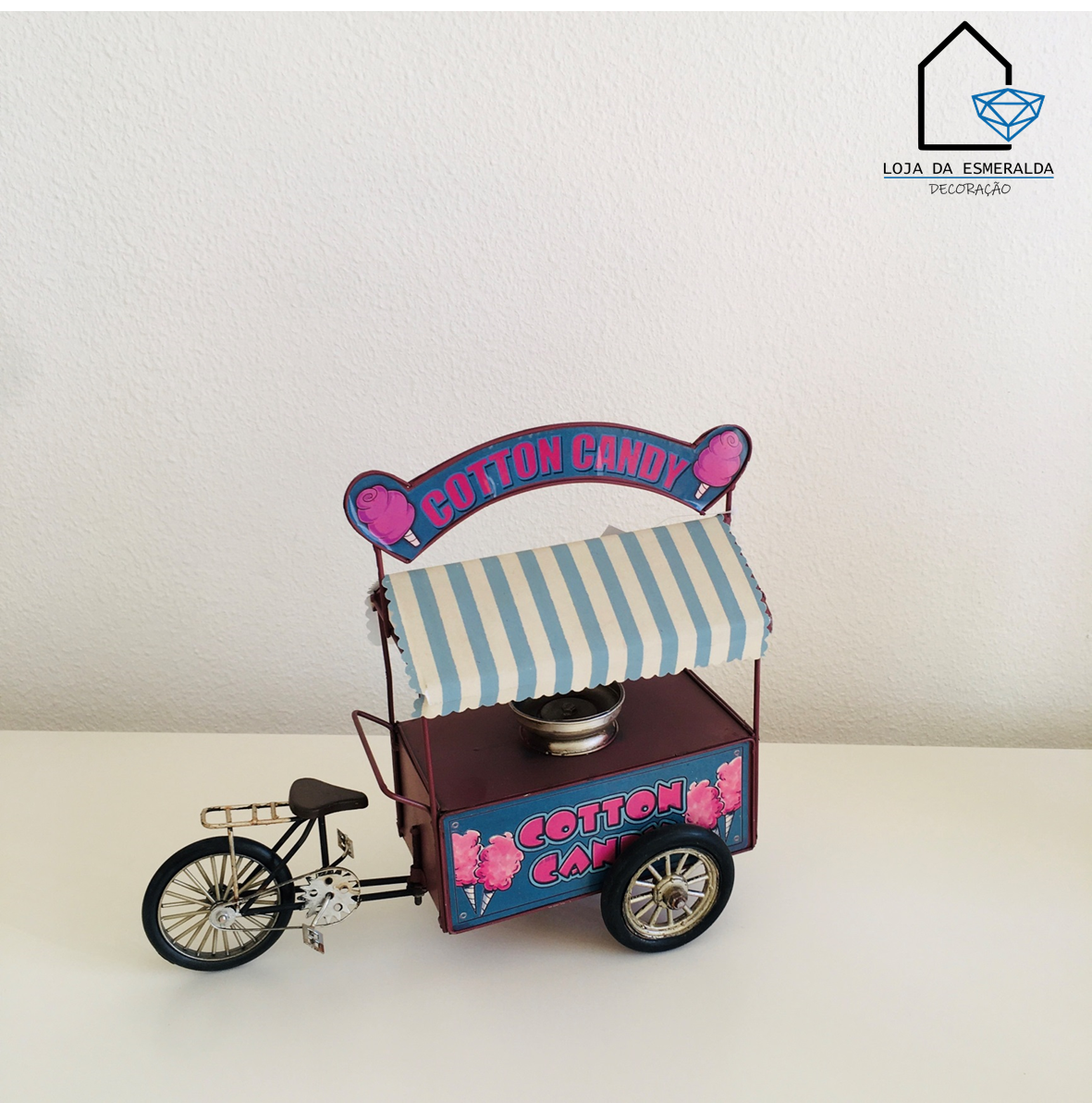 Carrinho decorativo de algodão doce azul com toldo riscado