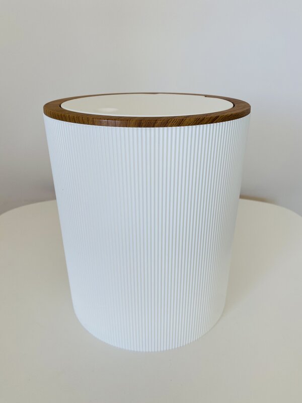 Recipiente cilíndrico branco com tampa de madeira