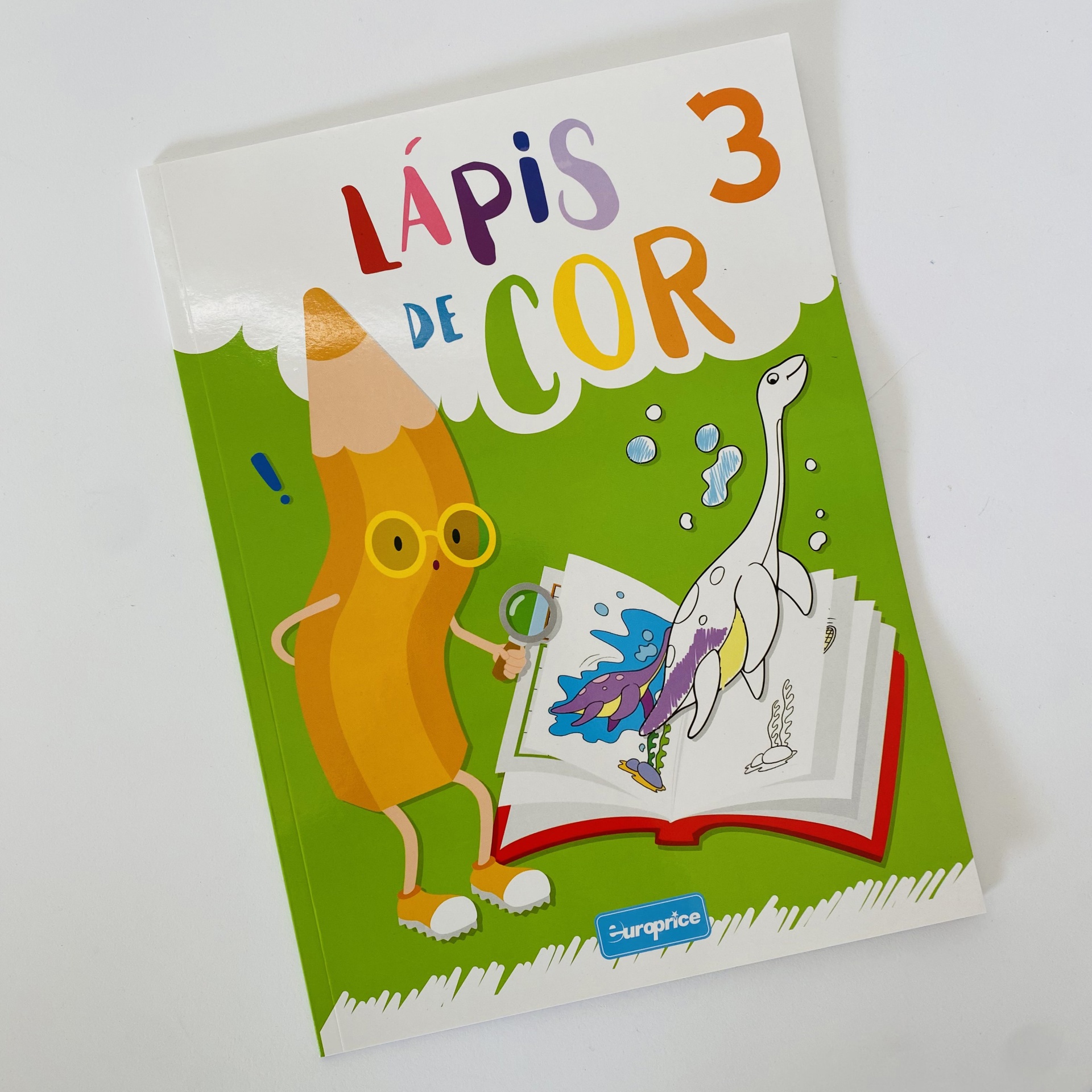 Capa de livro infantil 'LÁPIS DE COR 3' com lápis amarelo e dinossauro desenhado