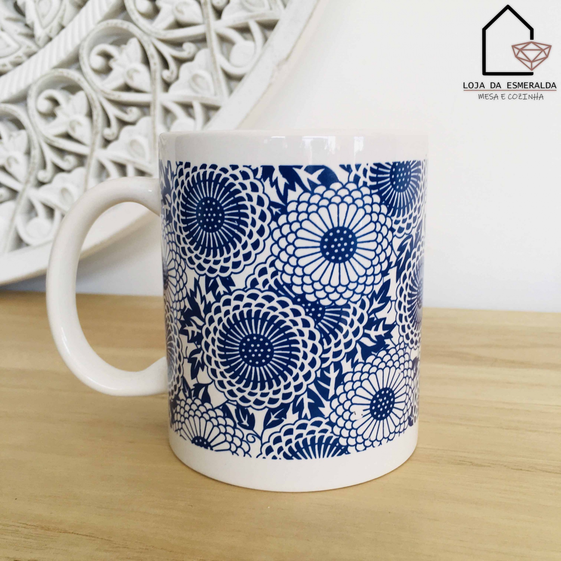 Caneca branca com padrão floral azul escuro