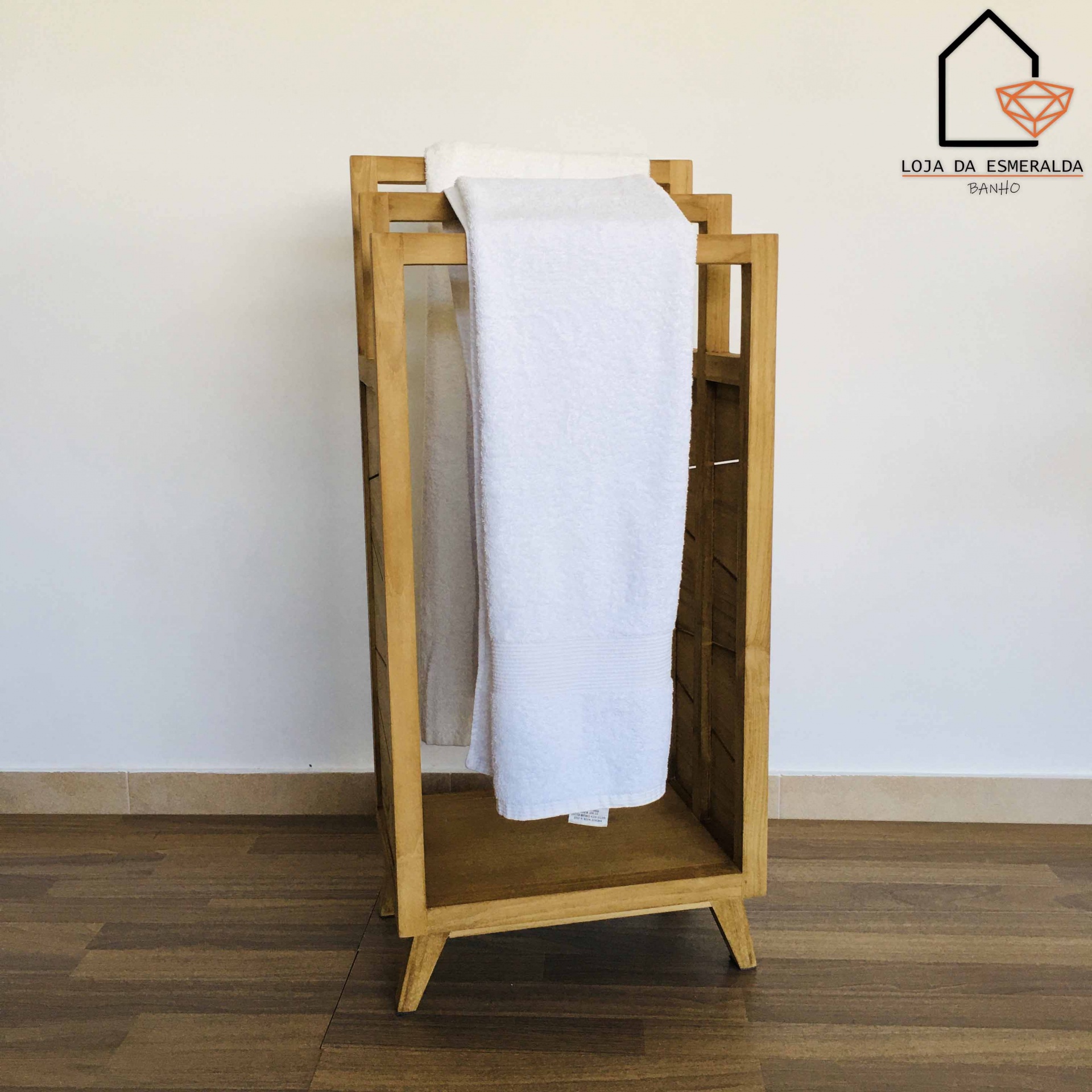 Suporte de madeira com toalha branca pendurada