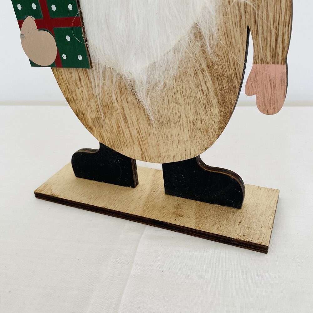 Objeto decorativo de madeira com base, pés e textura peluda branca