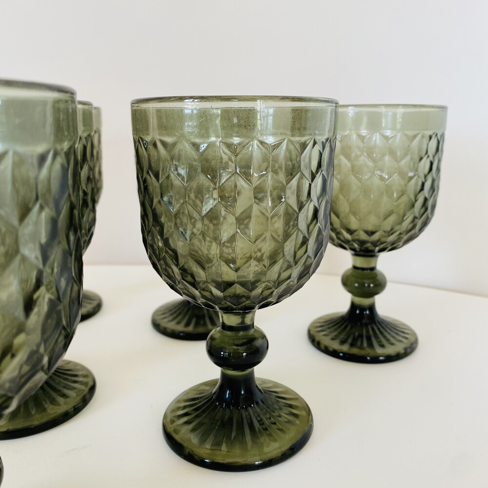 Copos de vidro verde texturizados com base redonda