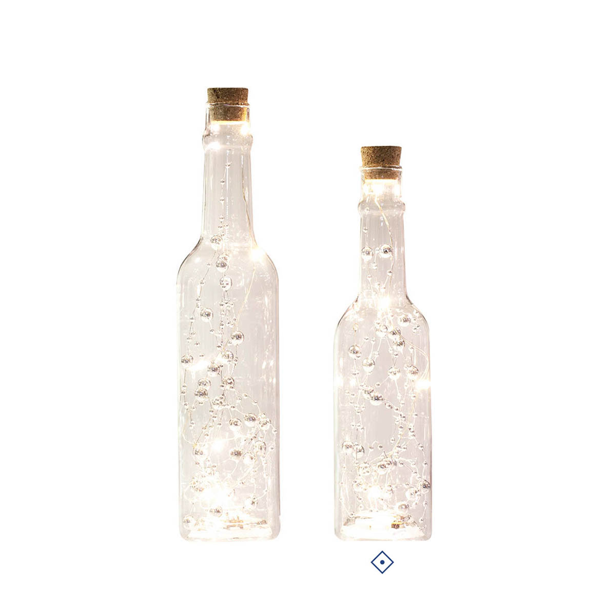 Duas garrafas de vidro transparente com rolha e luzes no interior