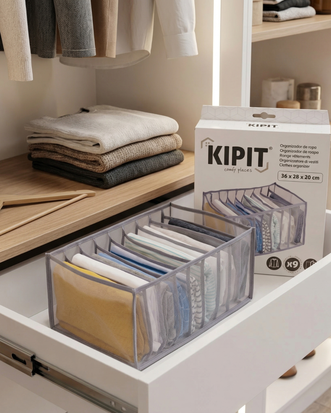 Organizador de roupa KIPIT cinzento numa gaveta branca com roupa dobrada e caixa do produto ao lado
