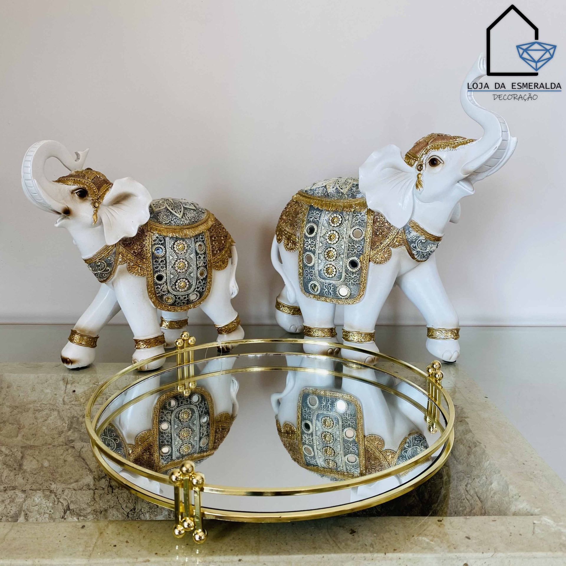 Elefantes decorativos em branco com detalhes dourados e tabuleiro espelhado em base de mármore