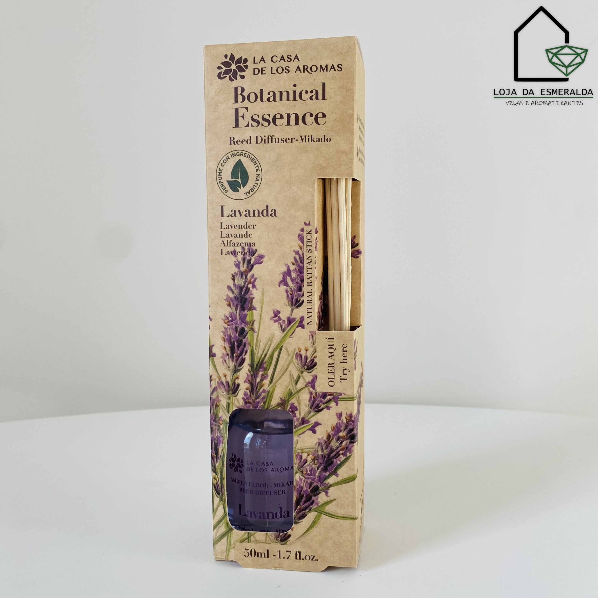 Aromatizador de ambiente com frasco roxo e embalagem bege com ramos de lavanda