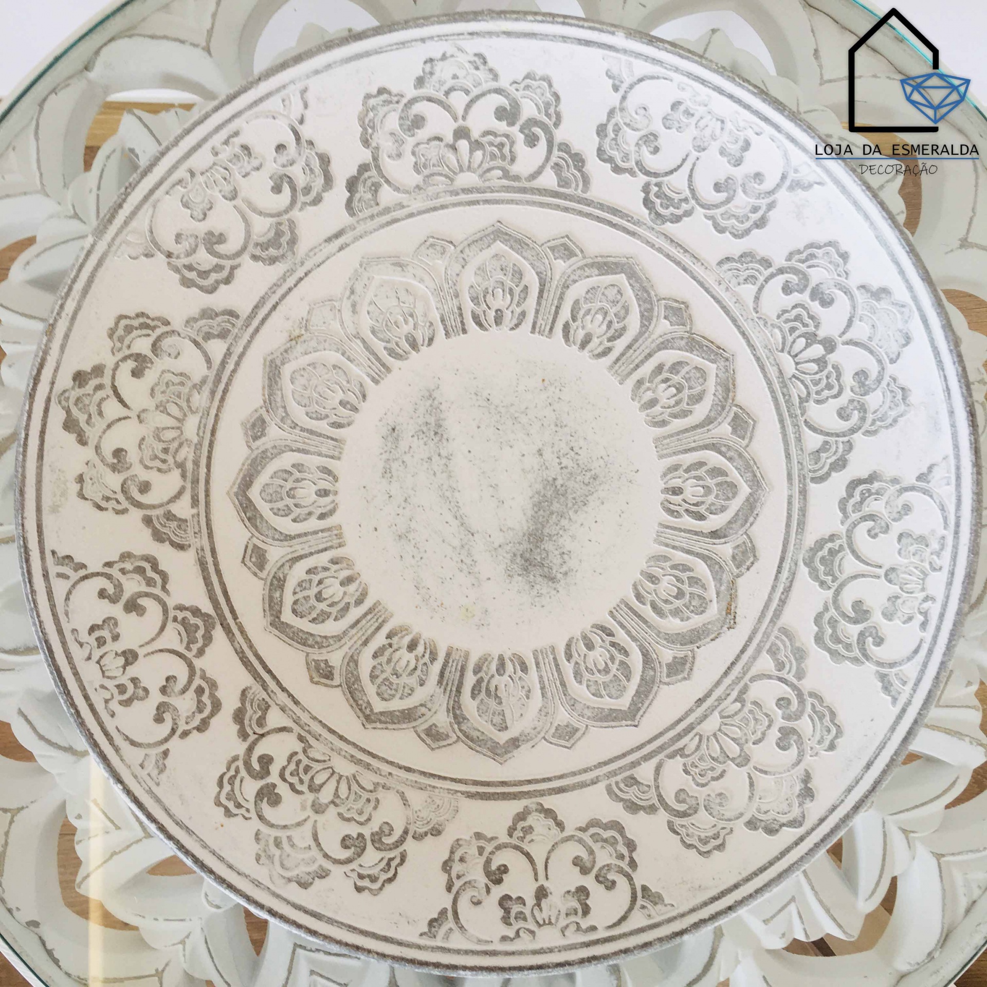 Placa decorativa redonda com padrão ornamental cinza e branco