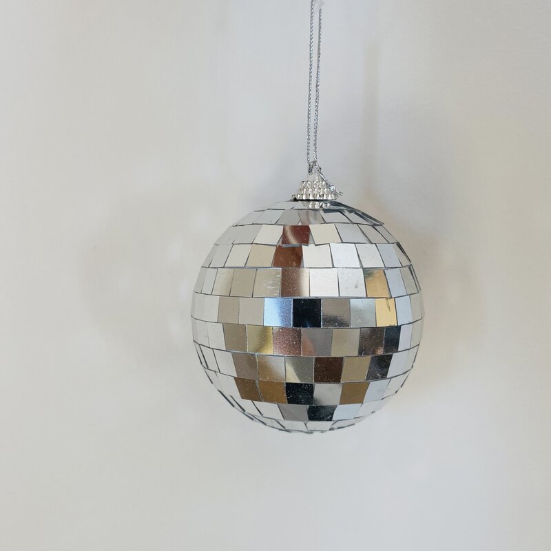 Bola de discoteca prateada pendurada com pequenos espelhos