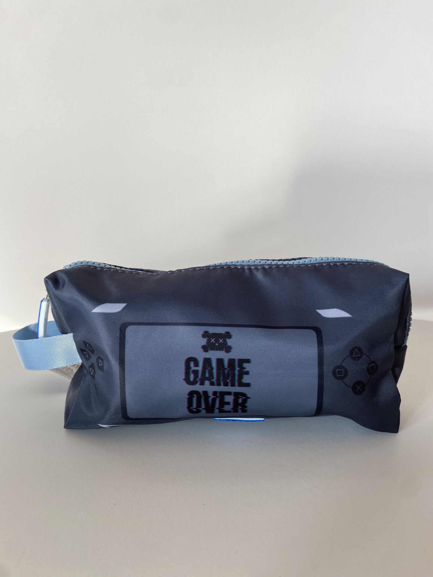 Estojo azul escuro com design de comando e texto 'GAME OVER'