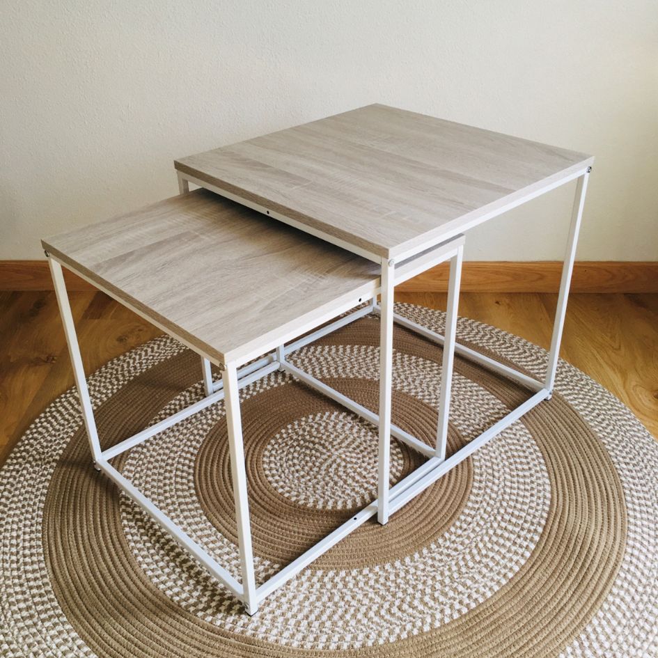 Conjunto de mesas de apoio com tampo em madeira clara e estrutura em metal branco