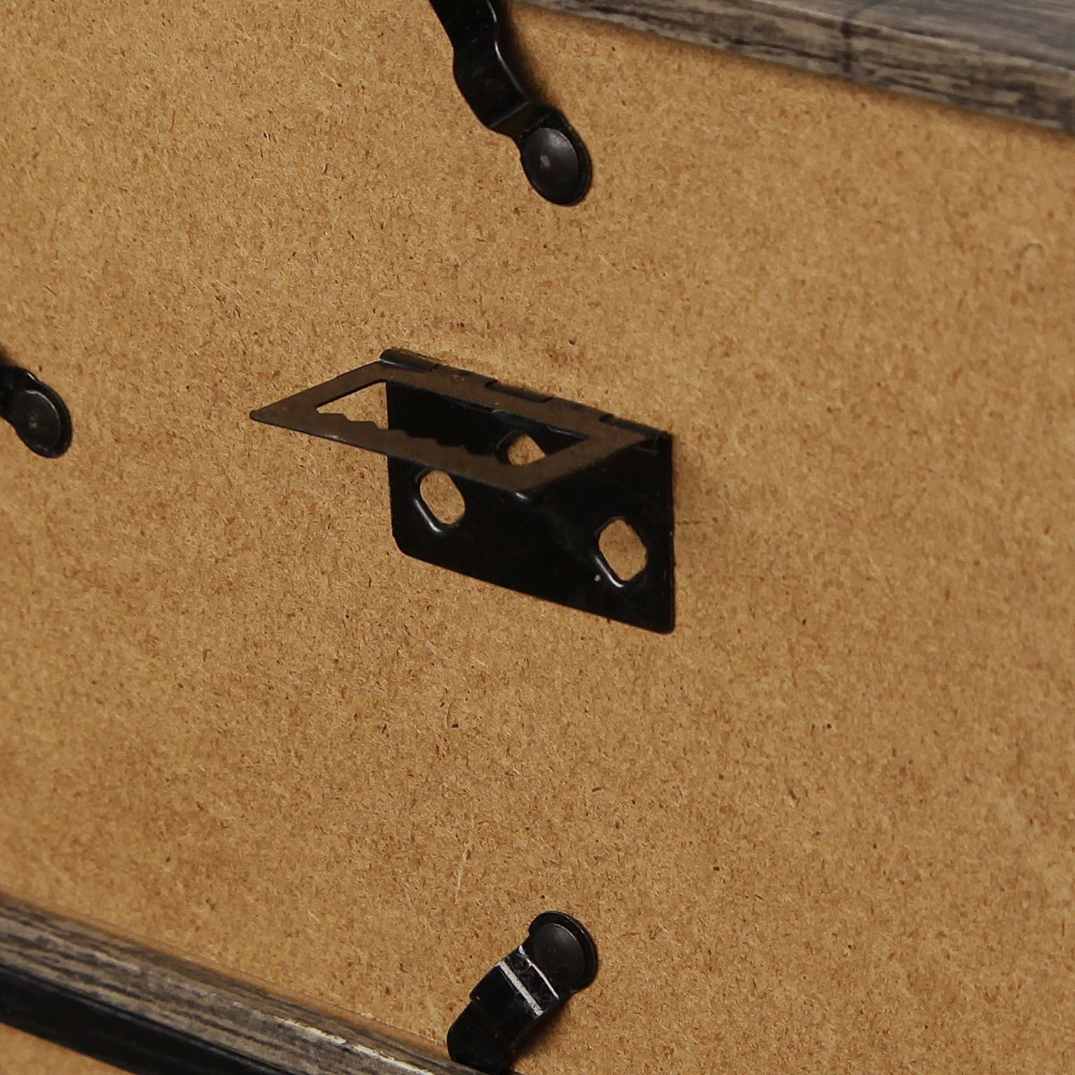 Parte traseira de moldura de madeira com suportes pretos e fundo castanho claro