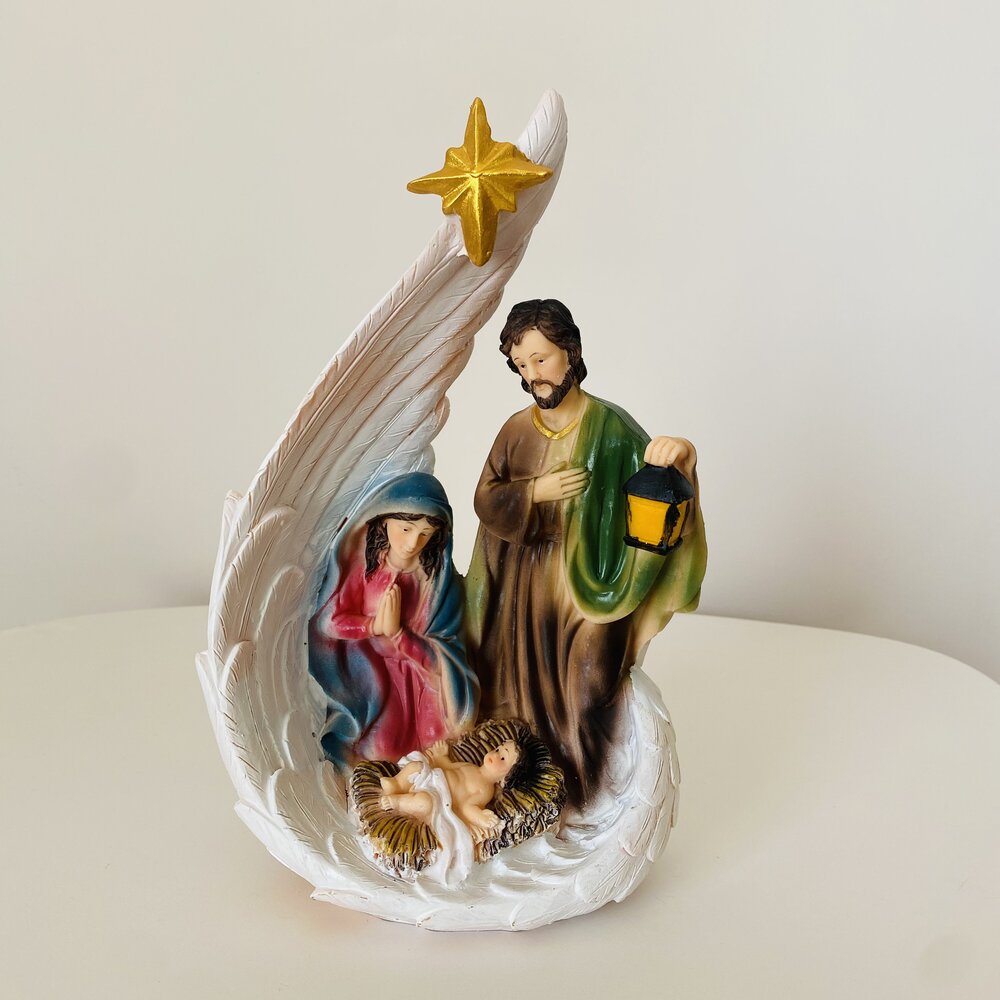 Presépio de Natal com figuras de Maria, José e Menino Jesus e estrela dourada
