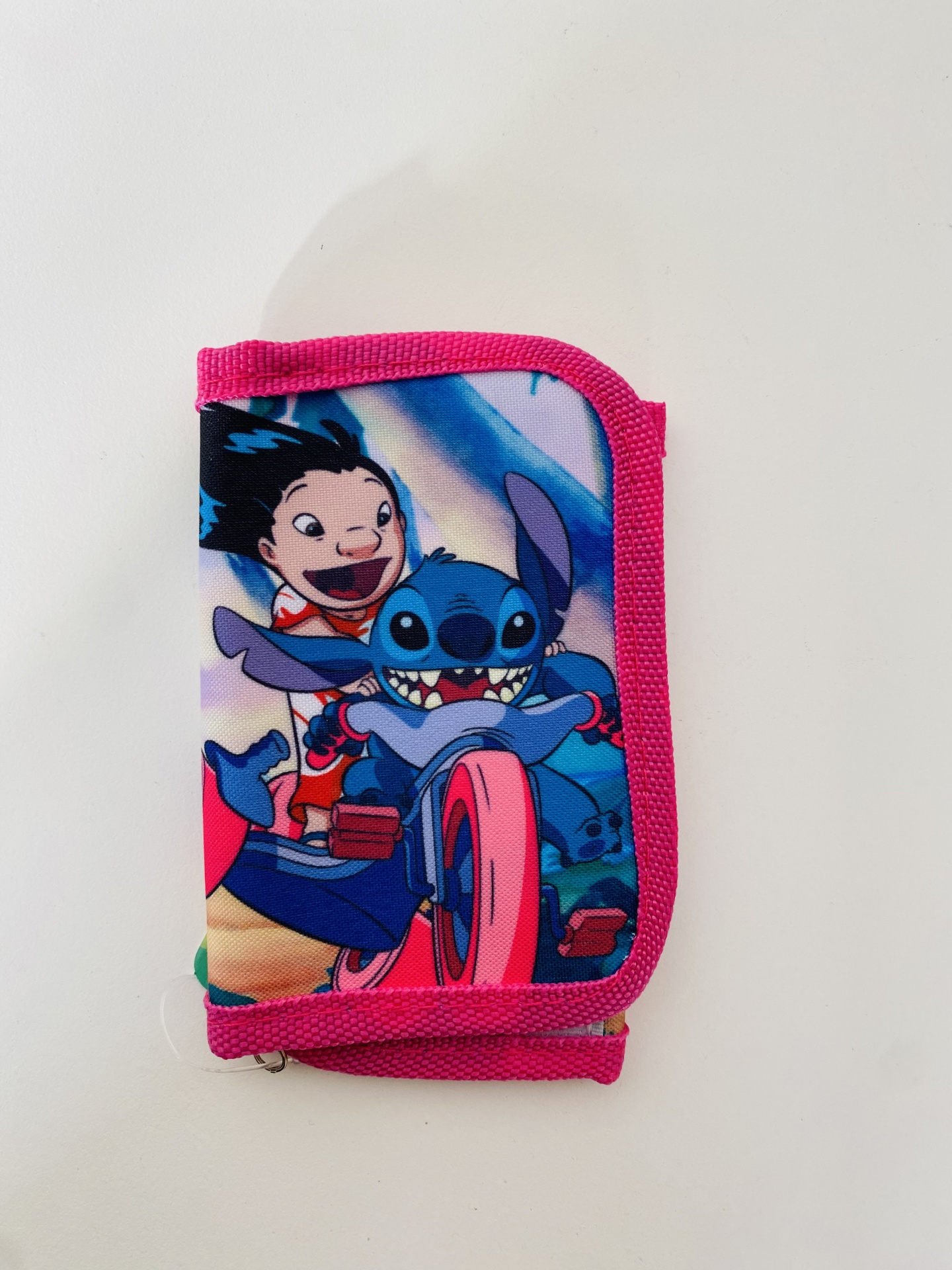 Carteira infantil com imagem de Stitch e menina em moto, bordas rosa
