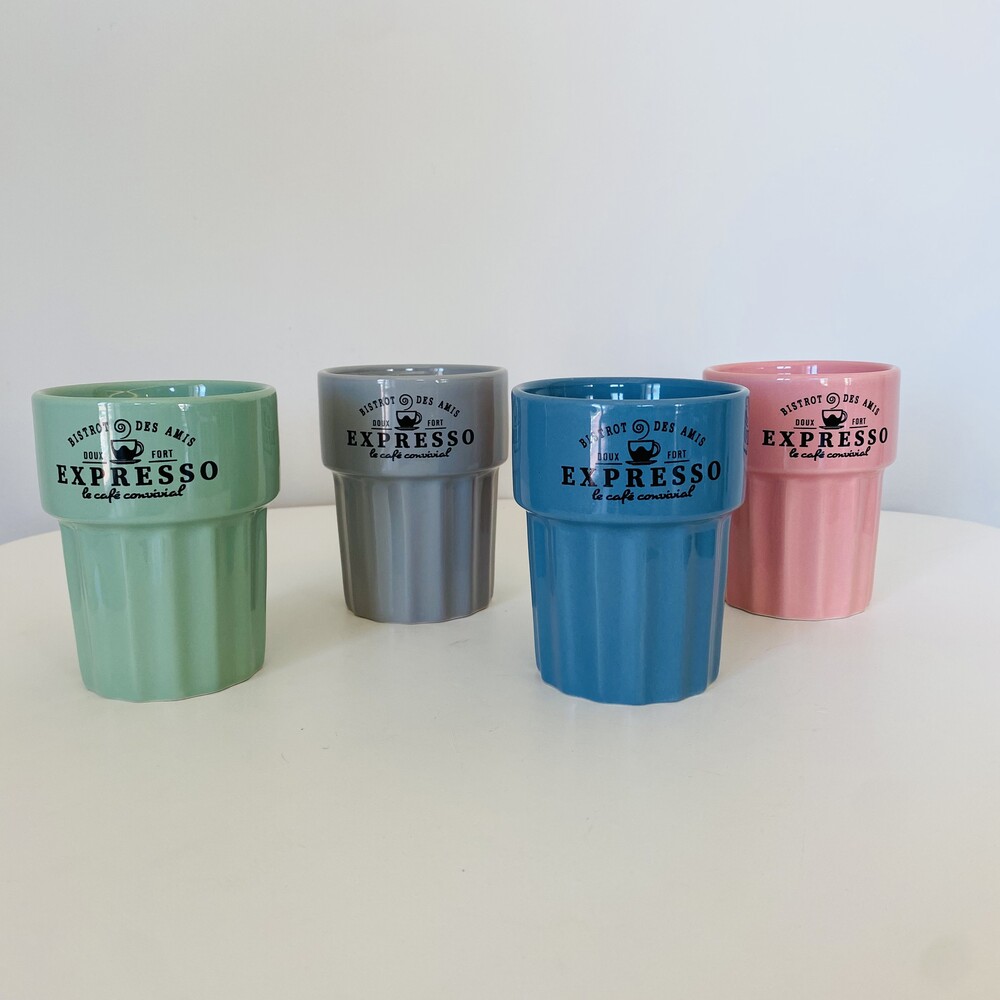 Quatro copos de cerâmica coloridos com texto EXPRESO
