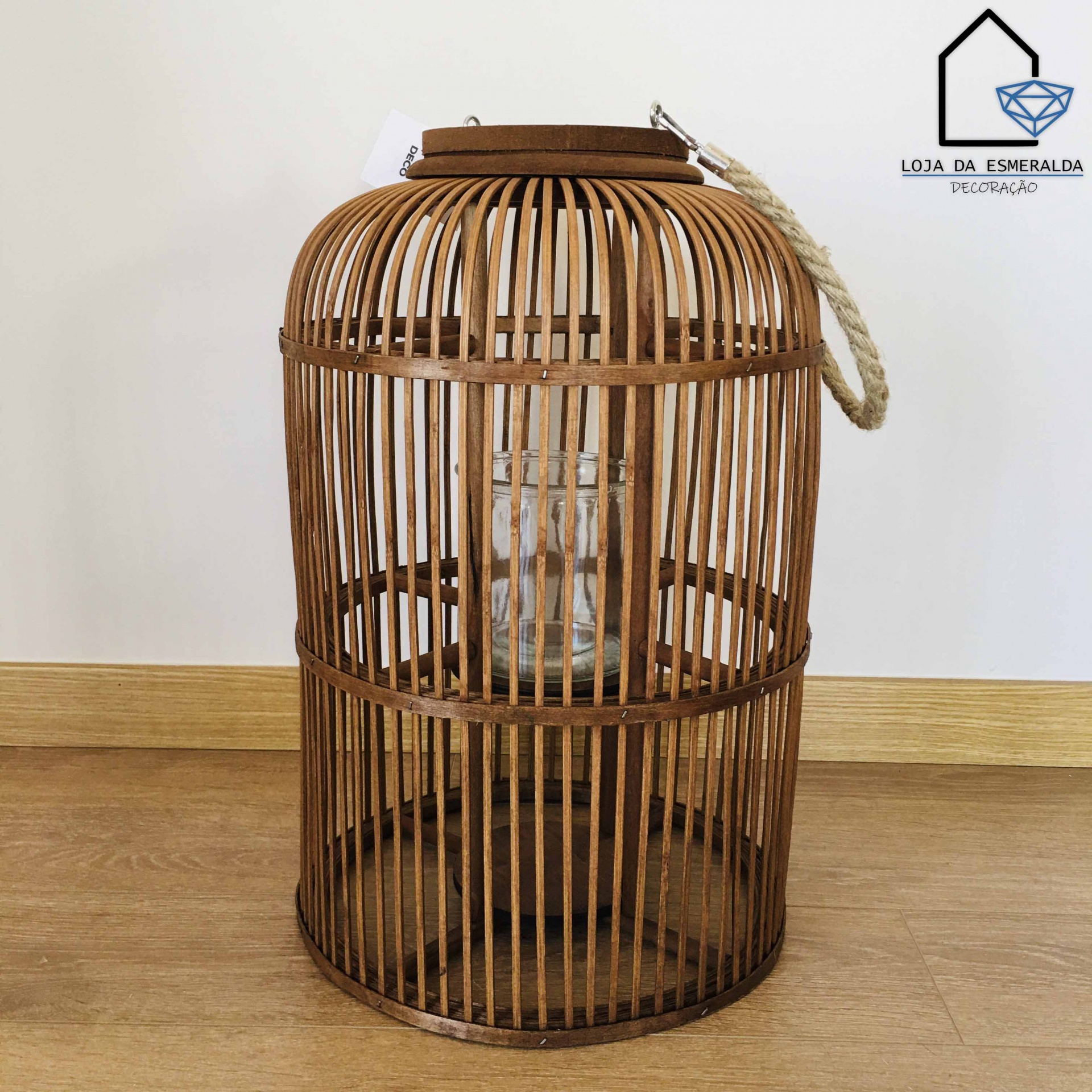 Lanterna de madeira decorativa com alça de corda e suporte para vela de vidro