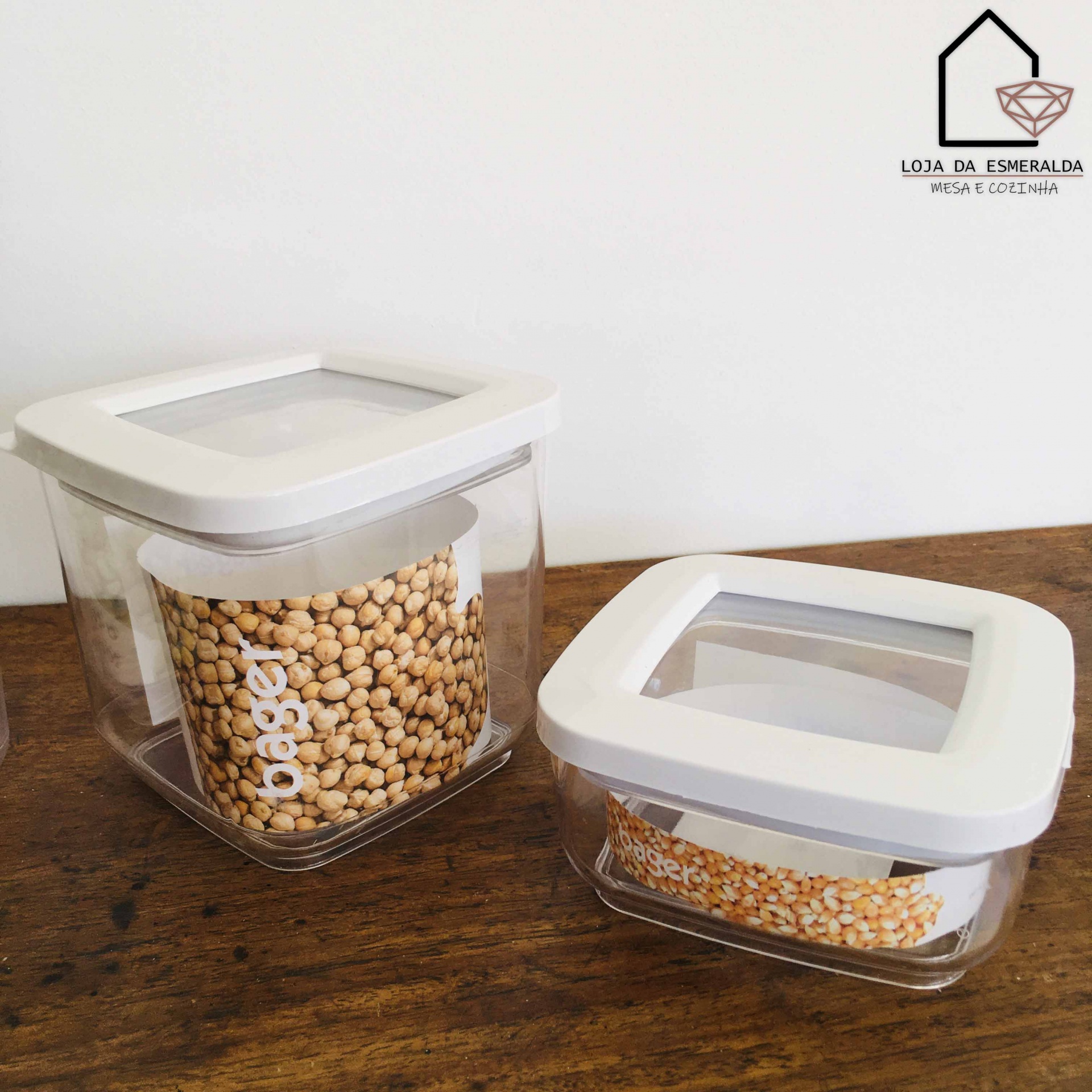 Recipientes transparentes com tampas brancas contendo grãos secos sobre mesa de madeira
