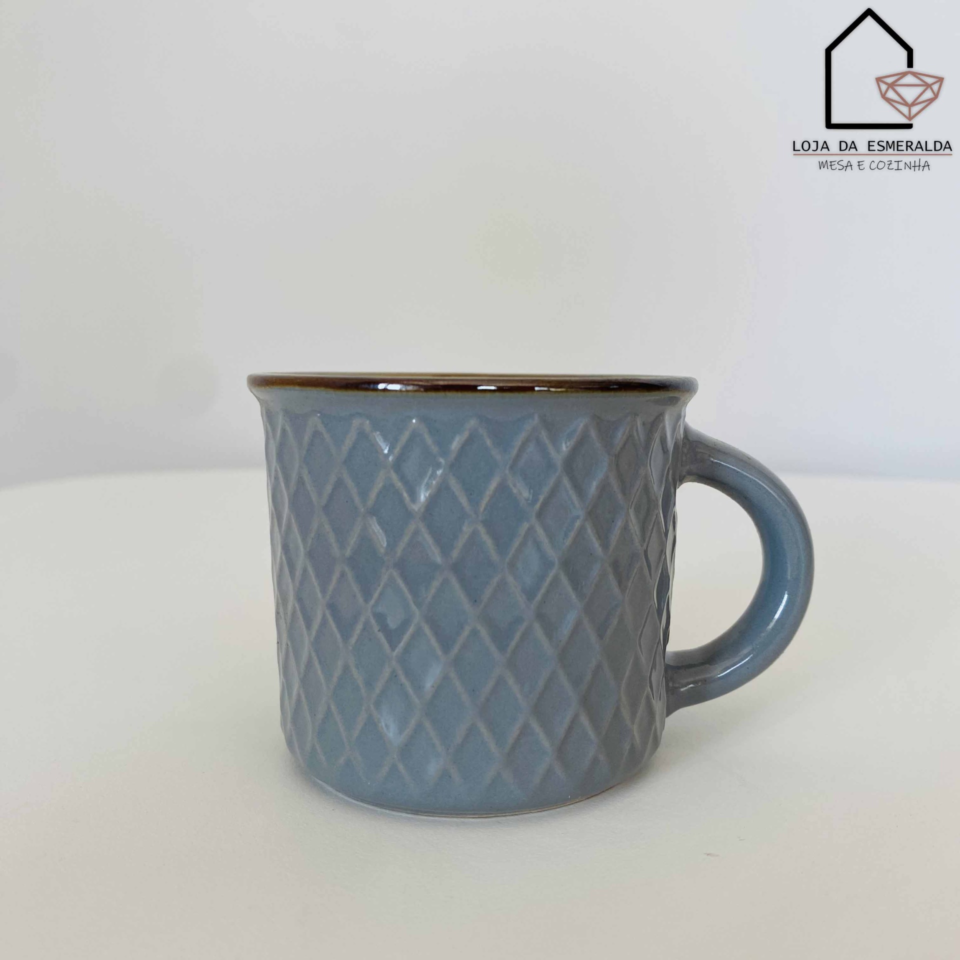 Caneca de cerâmica azul com textura em losangos e alça lateral
