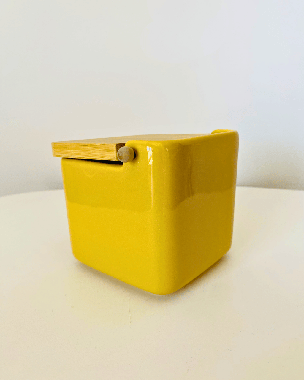 Recipiente quadrado amarelo de cerâmica com tampa de madeira