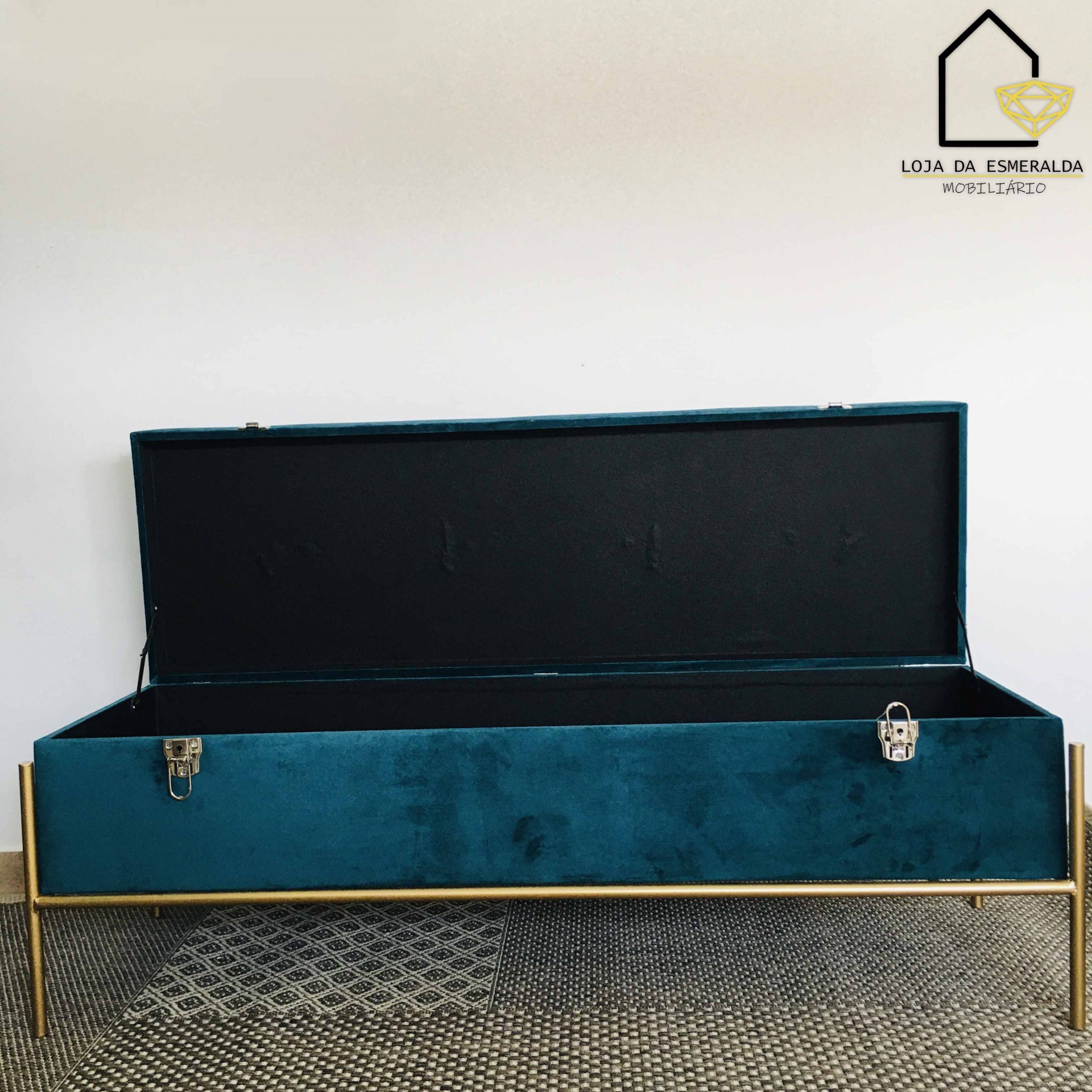 Banco em veludo verde-azulado com base metálica dourada