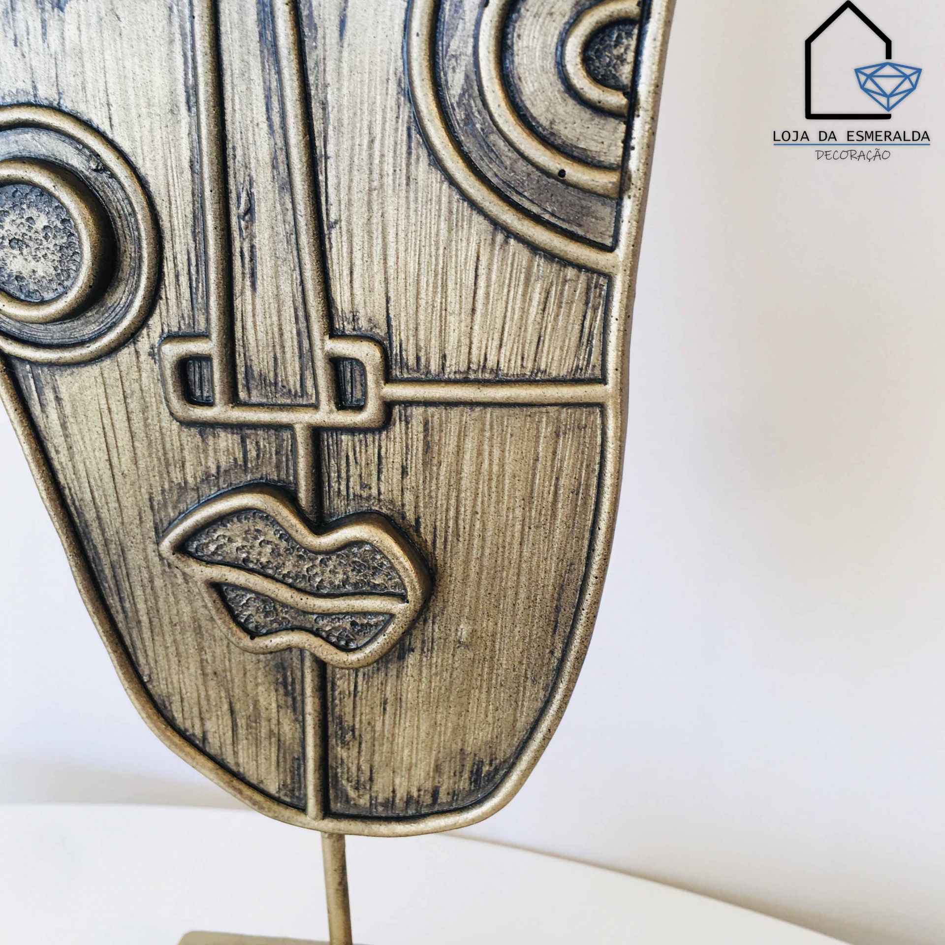 Escultura de rosto abstrato em metal dourado envelhecido sobre base