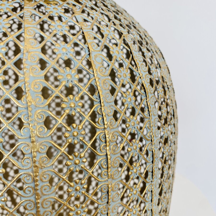 Cúpula metálica decorativa com padrão rendilhado em dourado e cinza