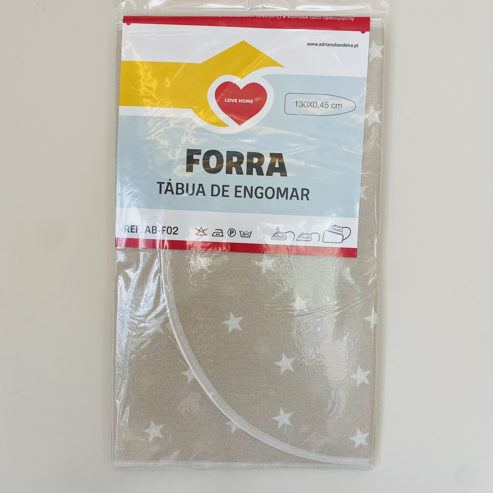 Forra para tábua de engomar cinza com estrelas brancas embalado