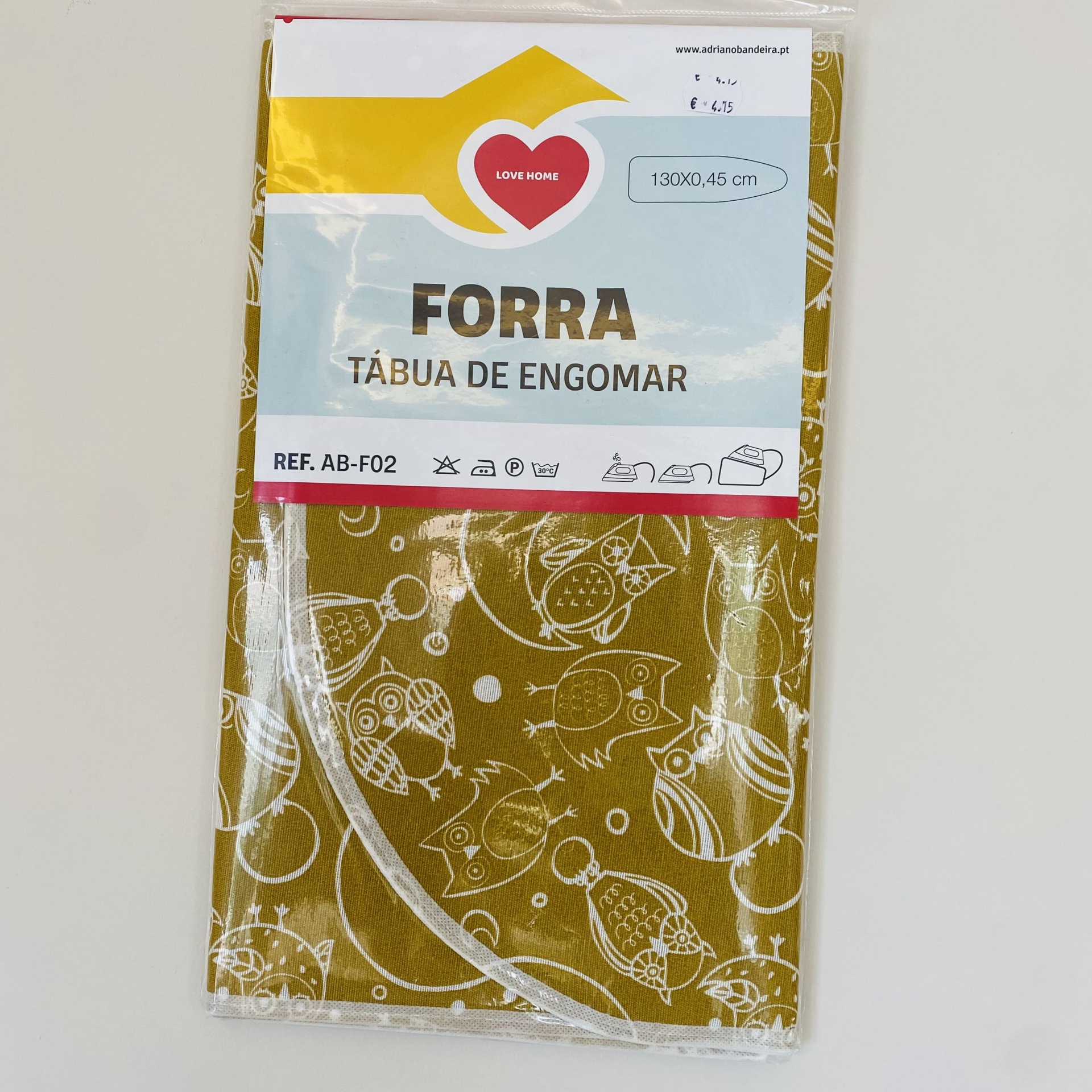 Forra para tábua de engomar com padrão de peixes brancos sobre fundo amarelo-ocre em embalagem