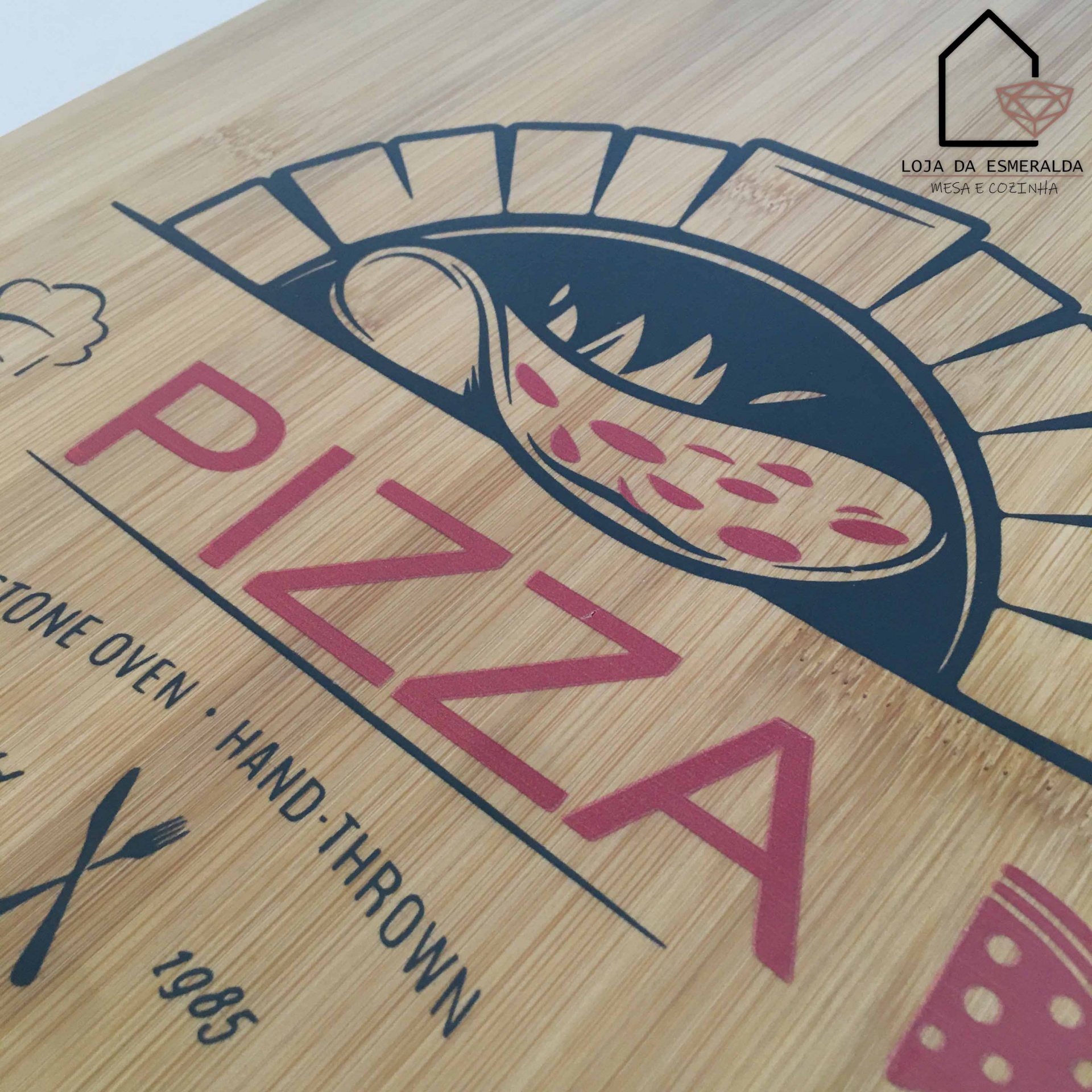 Prancha de madeira clara com desenho e texto relacionados a pizza