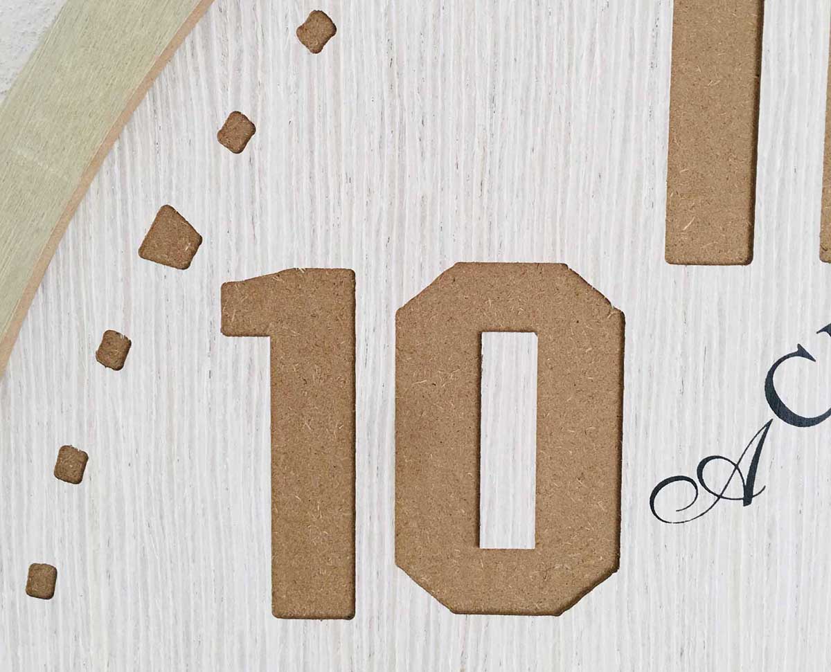 Relógio branco texturado com número 10 castanho e ponteiro de madeira