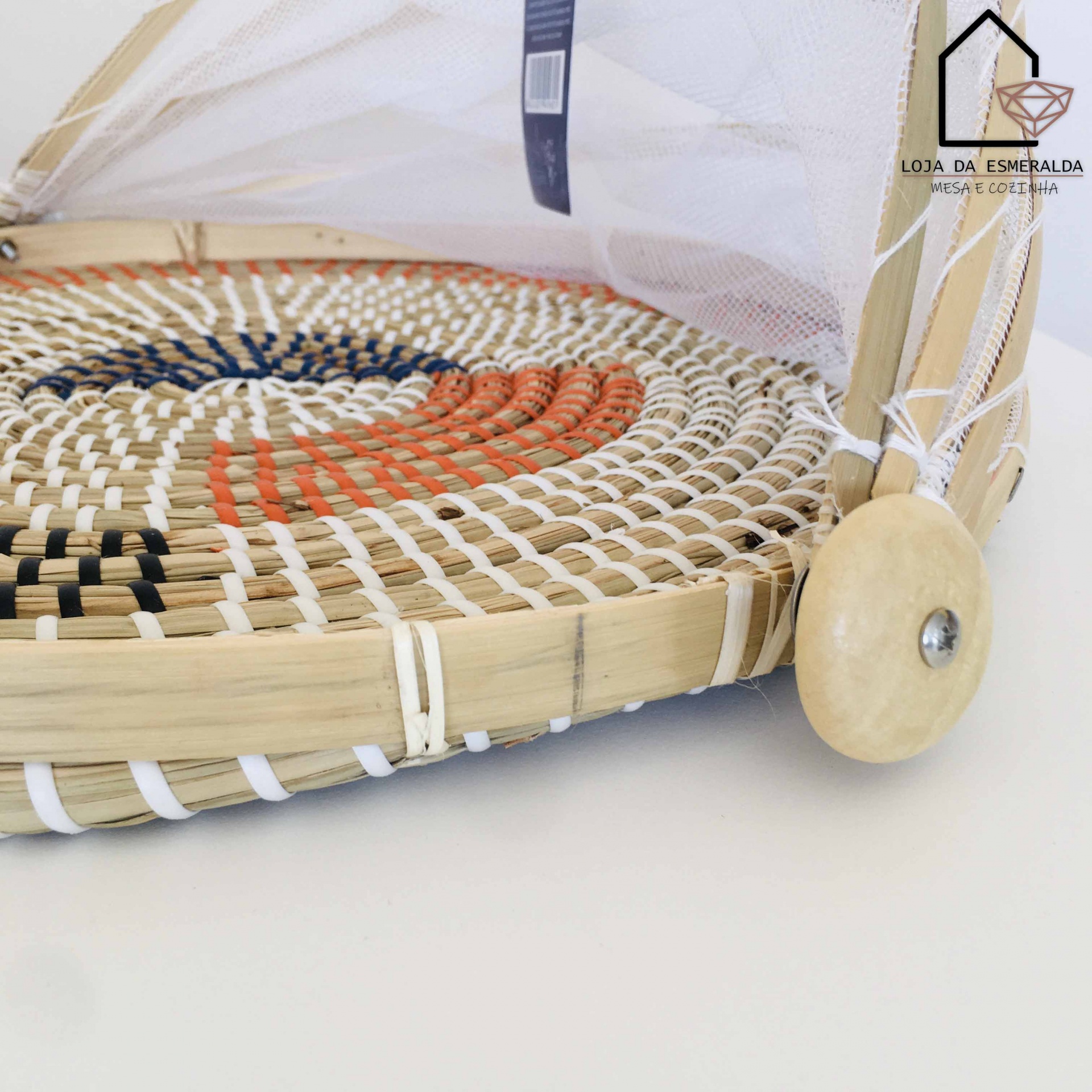 Chapéu ou peneira artesanal de vime e fibras naturais com padrão colorido em espiral e suporte em madeira