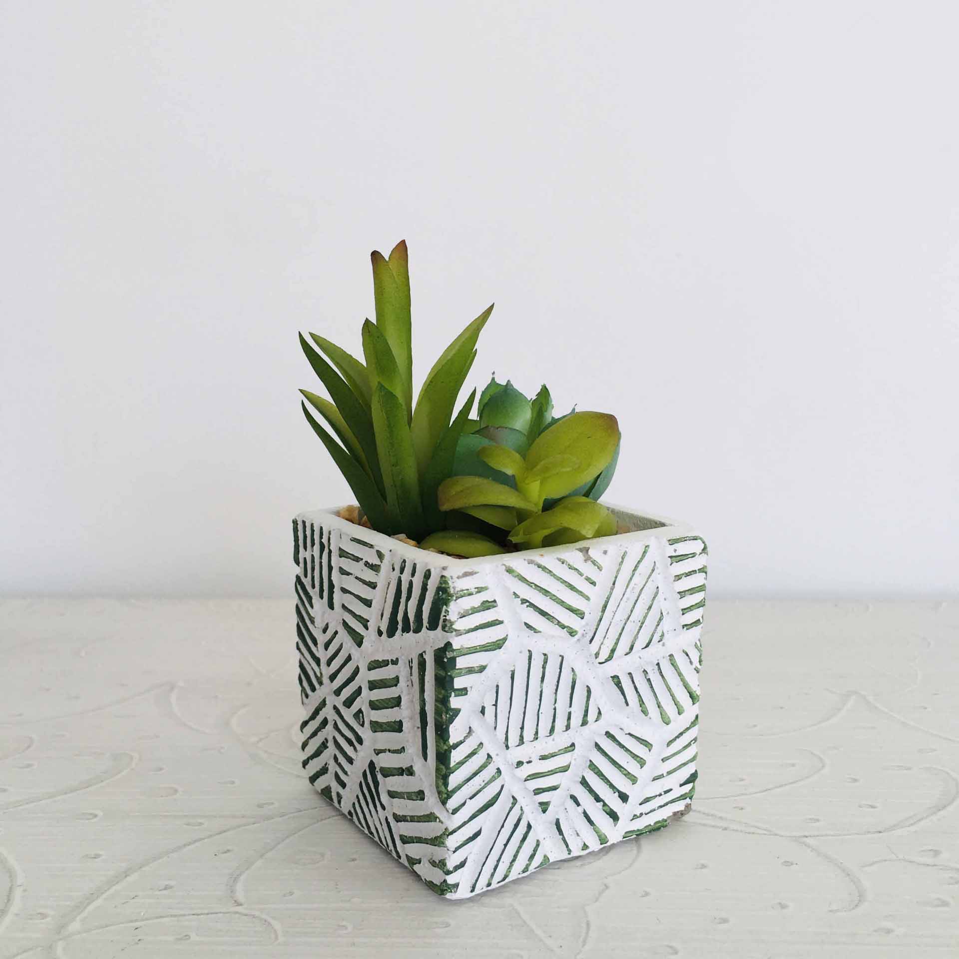 vaso quadrado branco com padrão verde e suculentas artificiais