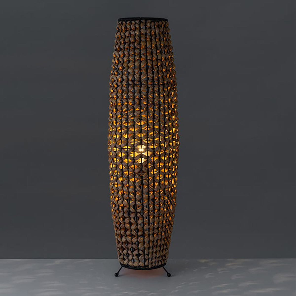 Candeeiro de pé com estrutura de metal e revestimento de palha trançada