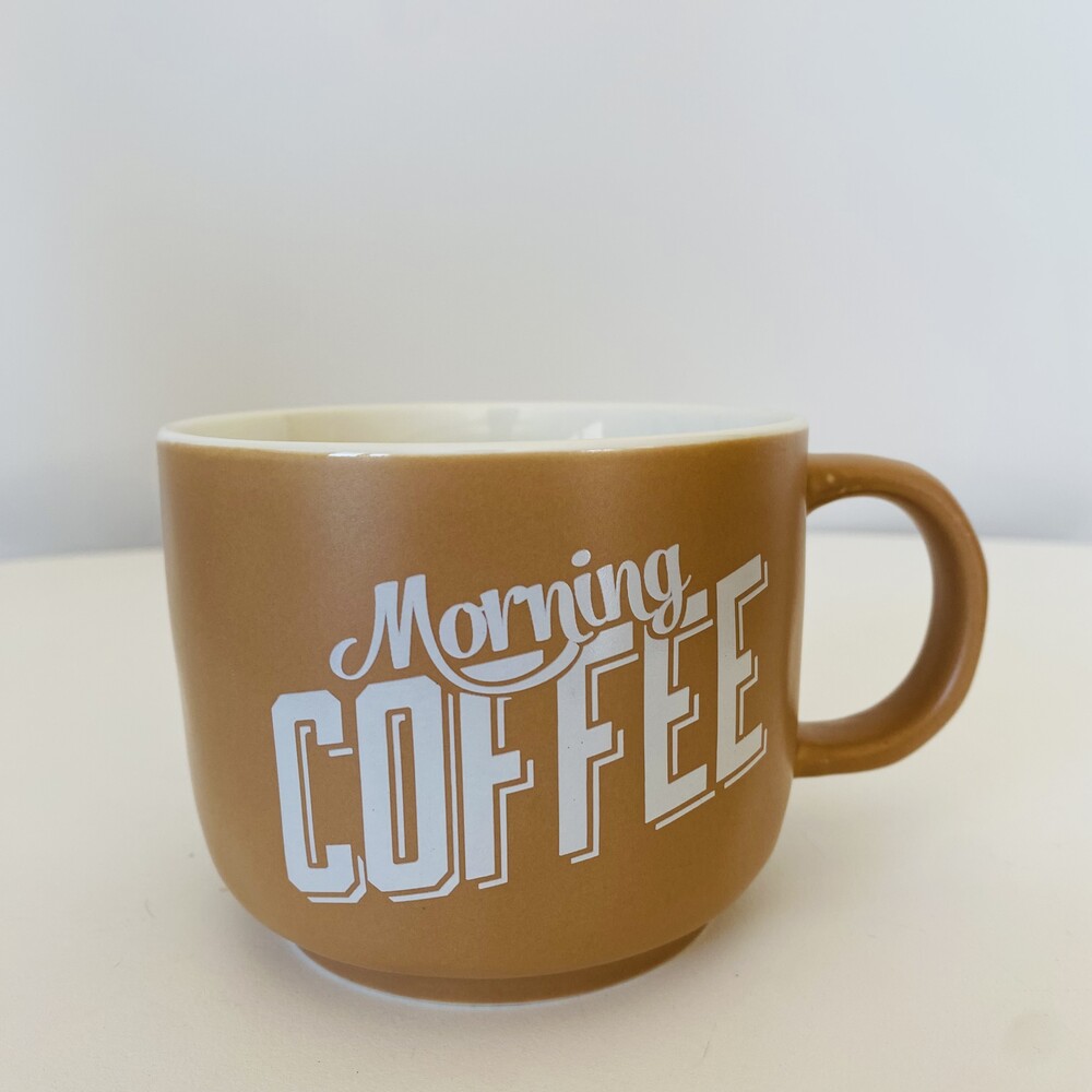 Caneca castanha com texto branco 'Morning COFFEE'