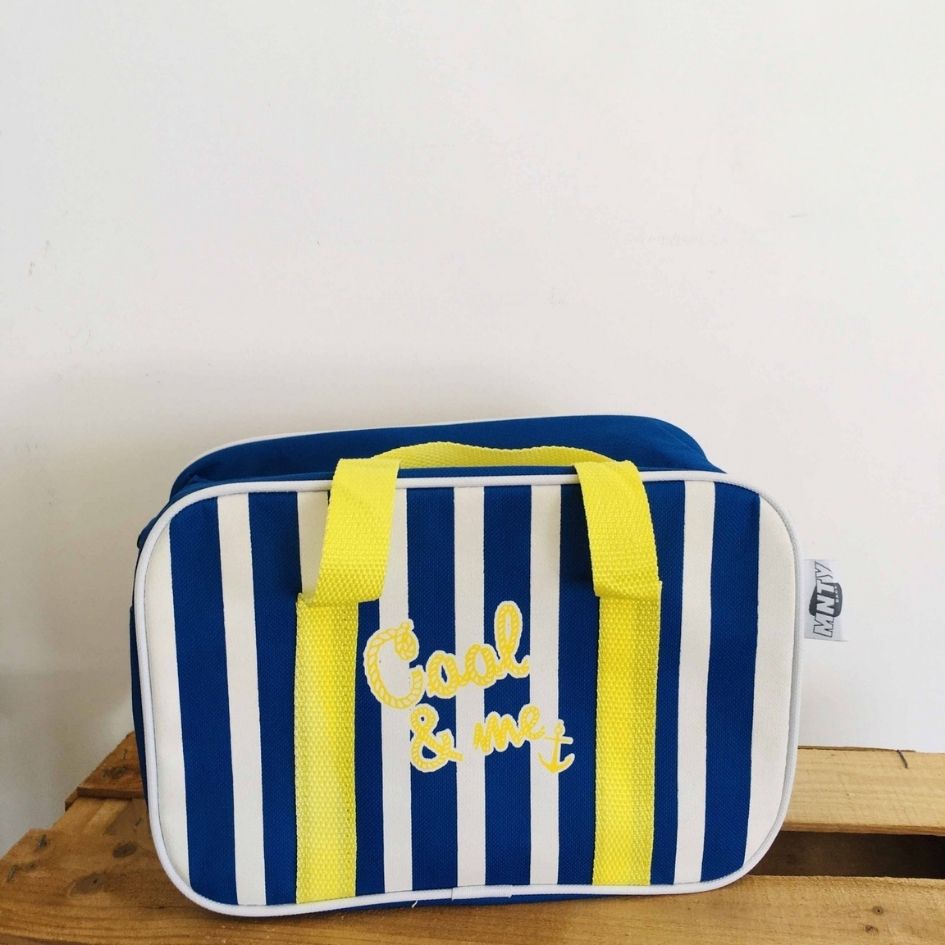 Mala azul riscada branca com pegas amarelas e texto bordado Cool & me