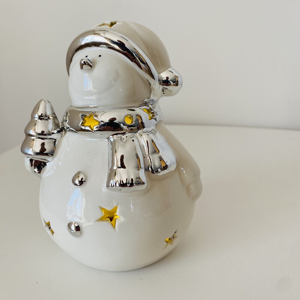 Boneco de neve decorativo em cerâmica branca com detalhes prateados e recortes em forma de estrelas