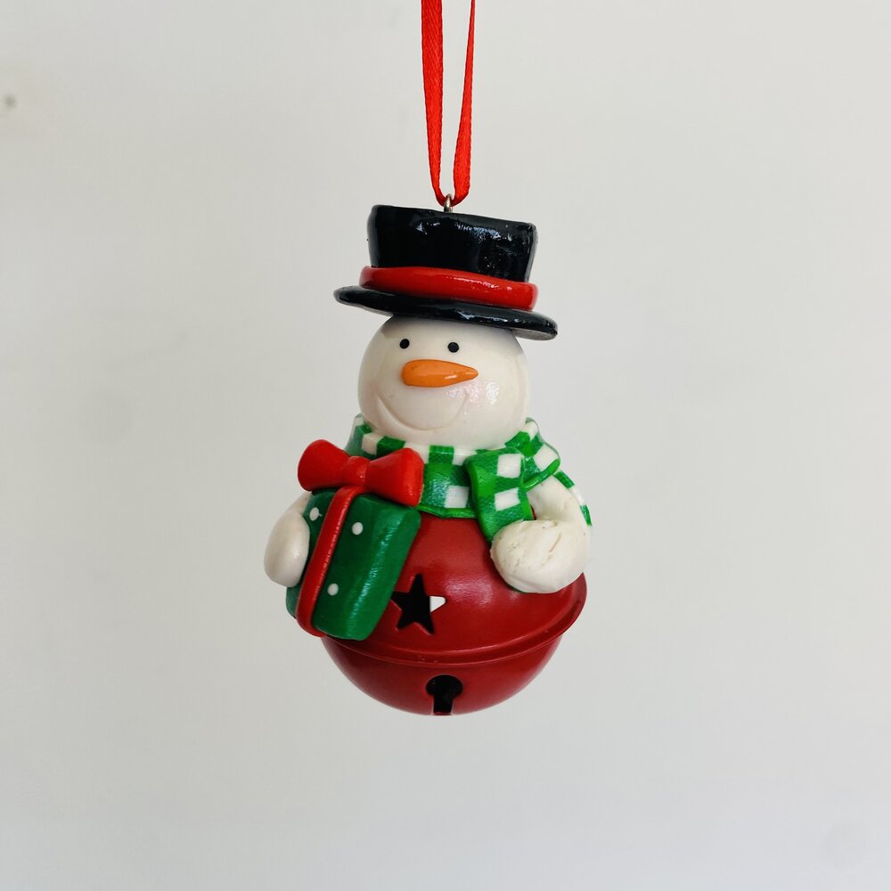 Enfeite de Natal boneco de neve com chapéu, cachecol e presente coloridos.