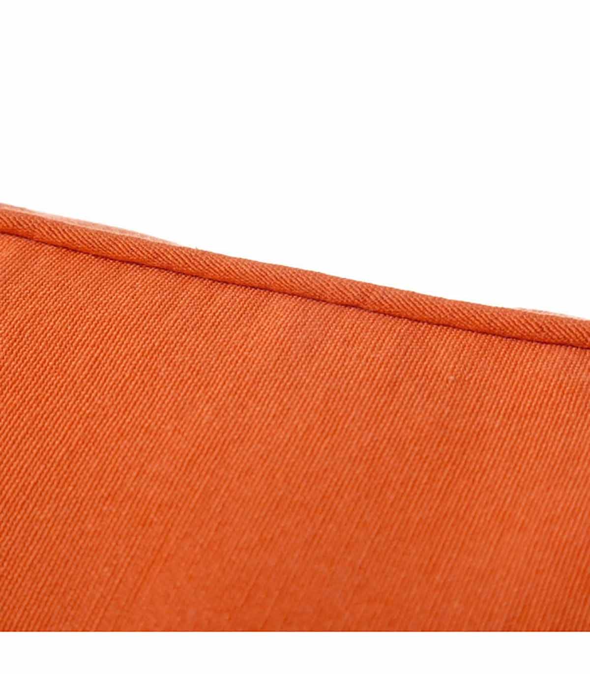 tecido laranja com costura visível na borda