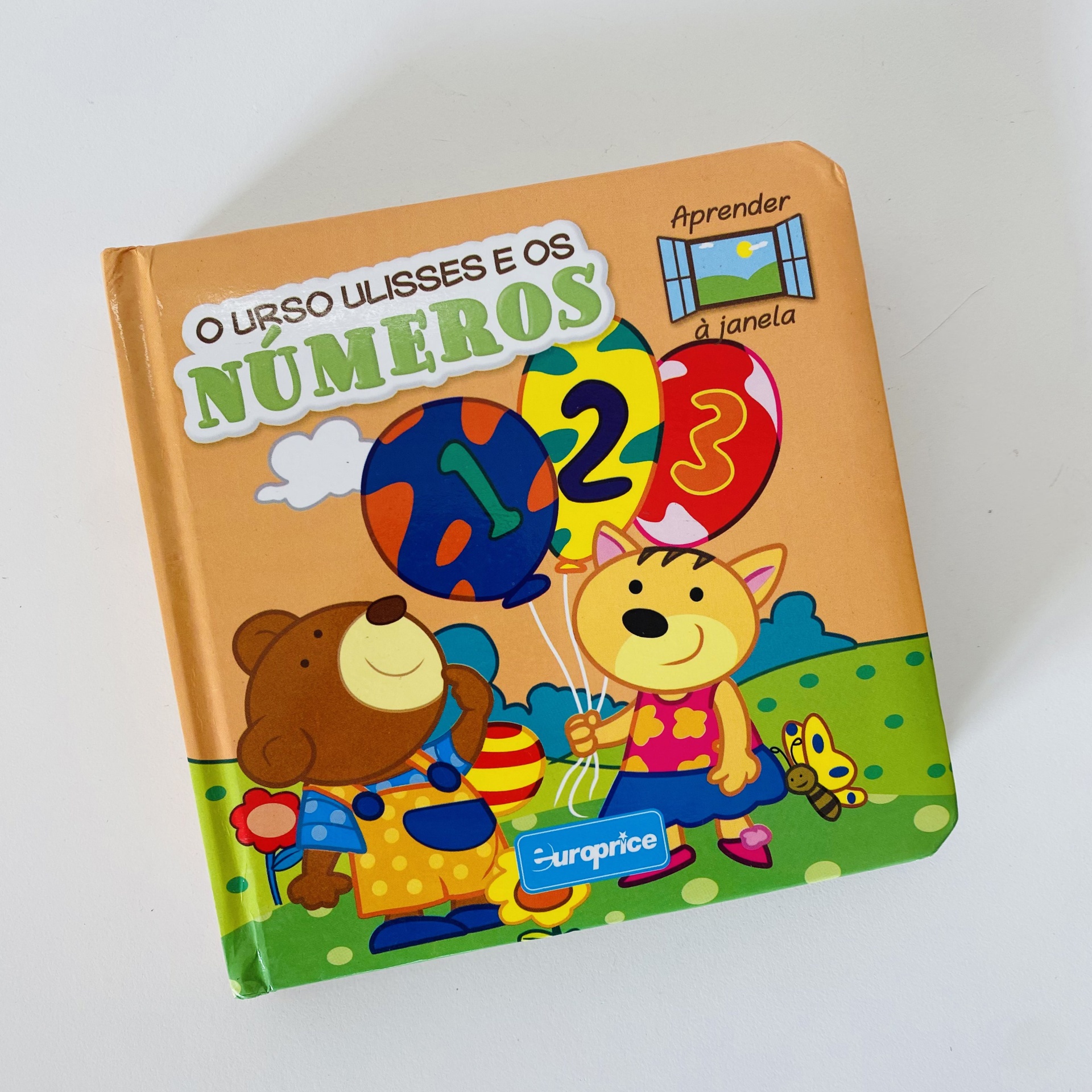 Livro infantil O Urso Ulisses e Os Números com ilustrações de animais e balões coloridos